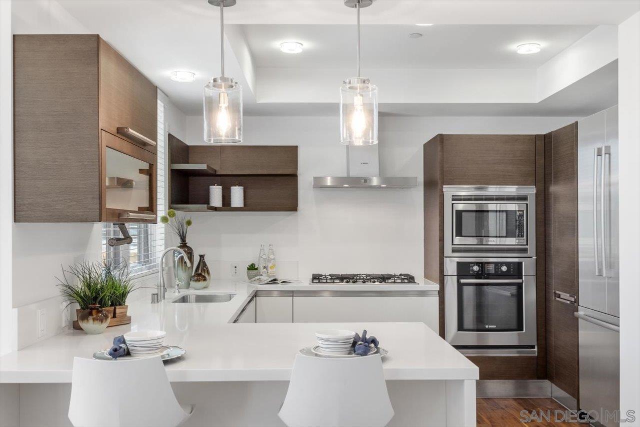 Detail Gallery Image 2 of 22 For 215  2nd Street  104, Encinitas,  CA 92024 - 2 Beds | 2/1 Baths