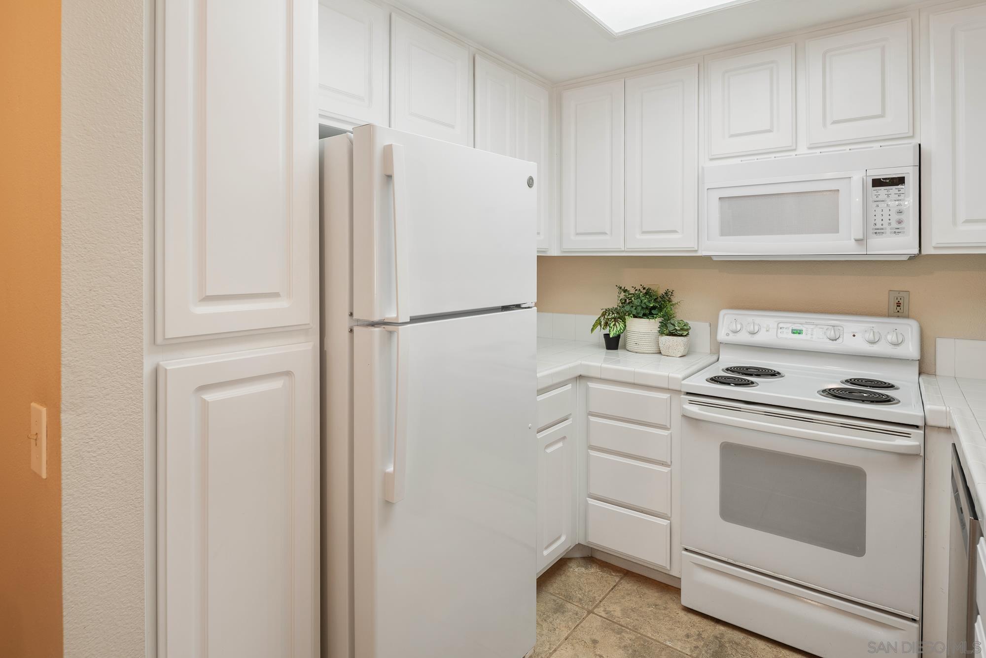 Detail Gallery Image 11 of 27 For 1950  Camino De La Reina  #208,  San Diego,  CA 92108 - 2 Beds | 2 Baths