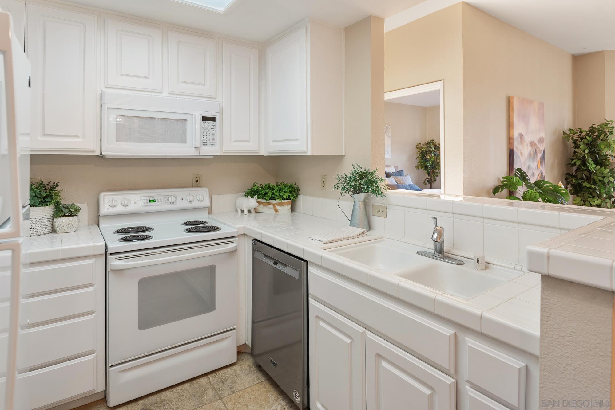 Detail Gallery Image 12 of 27 For 1950  Camino De La Reina  #208,  San Diego,  CA 92108 - 2 Beds | 2 Baths