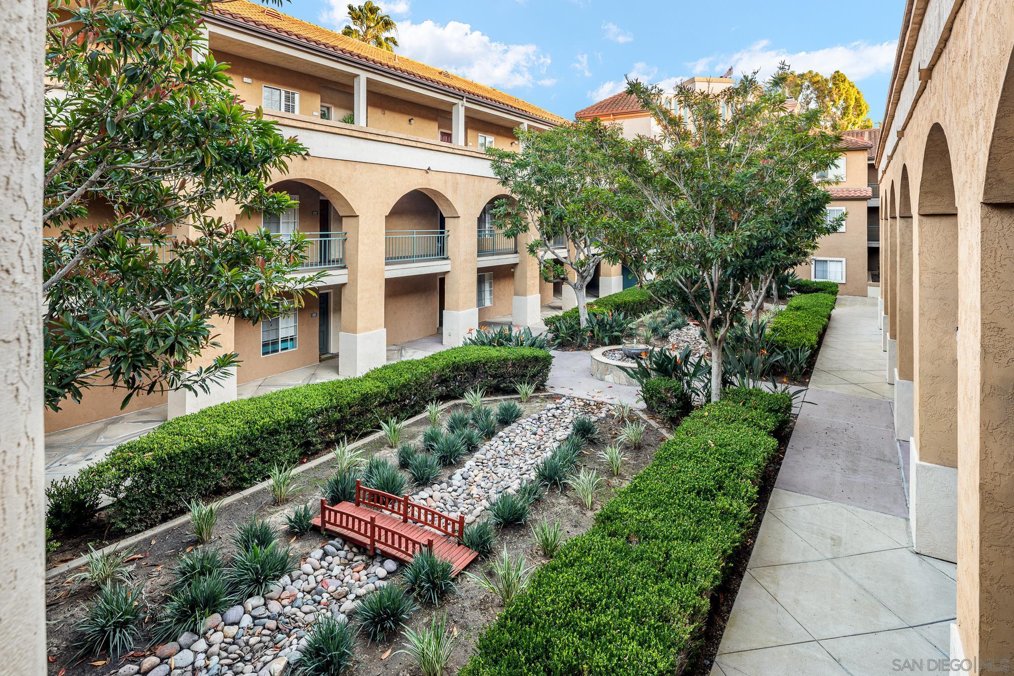 Detail Gallery Image 3 of 27 For 1950  Camino De La Reina  #208,  San Diego,  CA 92108 - 2 Beds | 2 Baths