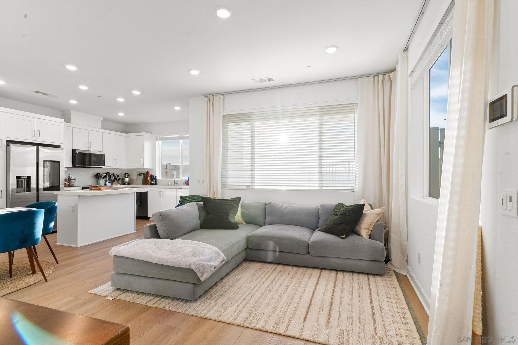 Detail Gallery Image 3 of 35 For 2158  Tributary Dr  #1,  Chula Vista,  CA 91913 - 3 Beds | 2/1 Baths