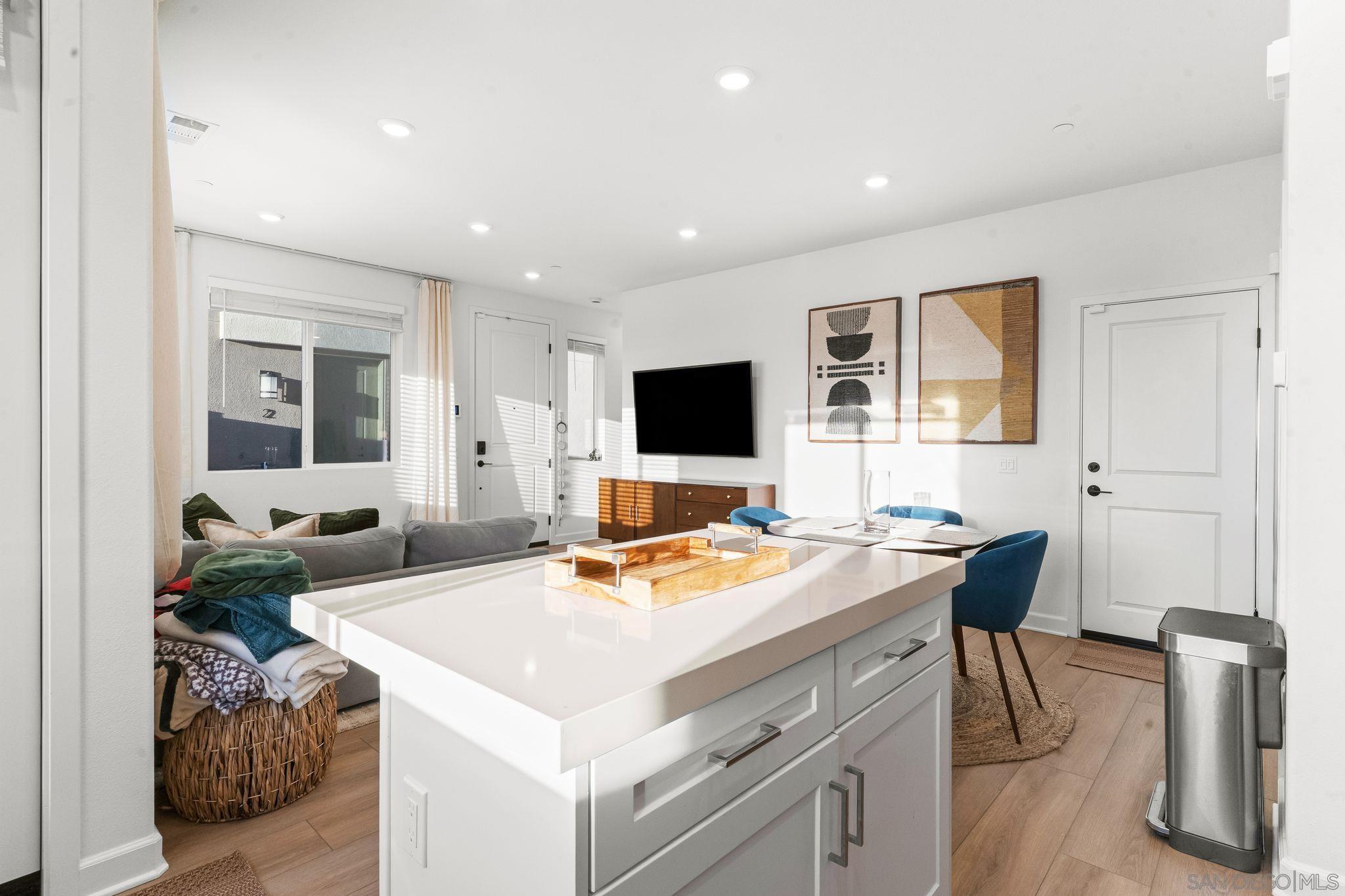 Detail Gallery Image 5 of 35 For 2158  Tributary Dr  #1,  Chula Vista,  CA 91913 - 3 Beds | 2/1 Baths