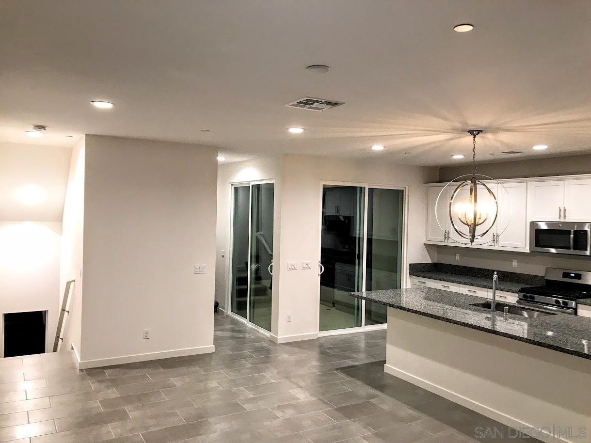 Detail Gallery Image 10 of 23 For 2275  Element Way  5, Chula Vista,  CA 91915 - 3 Beds | 2/1 Baths