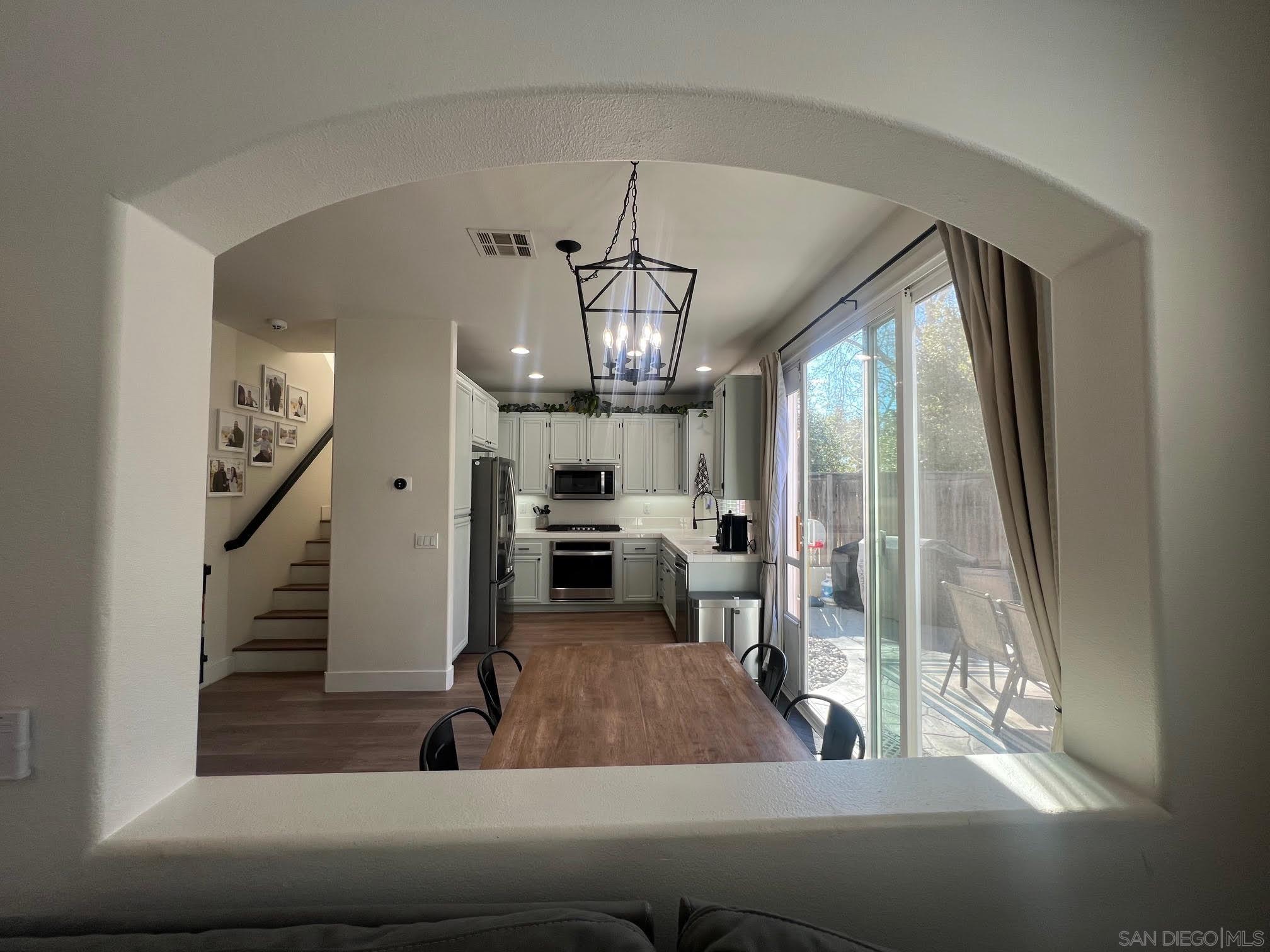 Detail Gallery Image 9 of 34 For 1010  Crystal Springs Pl, Escondido,  CA 92026 - 3 Beds | 2/1 Baths