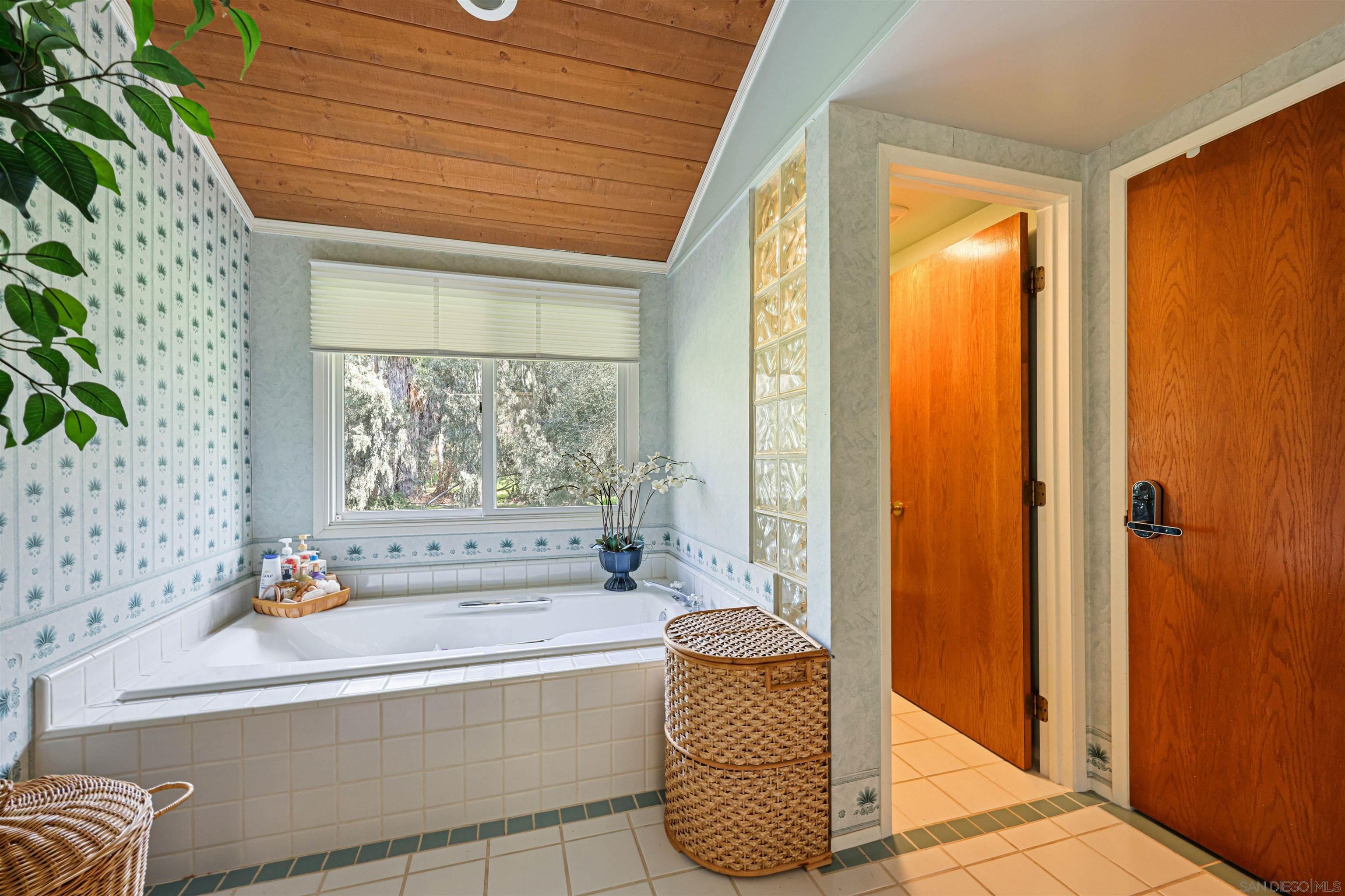 Detail Gallery Image 16 of 48 For 16257  Oak Creek Trl, Poway,  CA 92064 - 4 Beds | 3 Baths