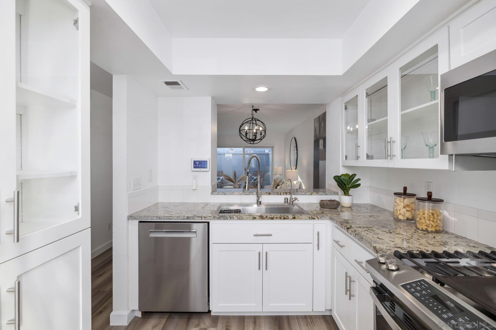 Detail Gallery Image 4 of 33 For 959  Intrepid Ct, Del Mar,  CA 92014 - 2 Beds | 2 Baths