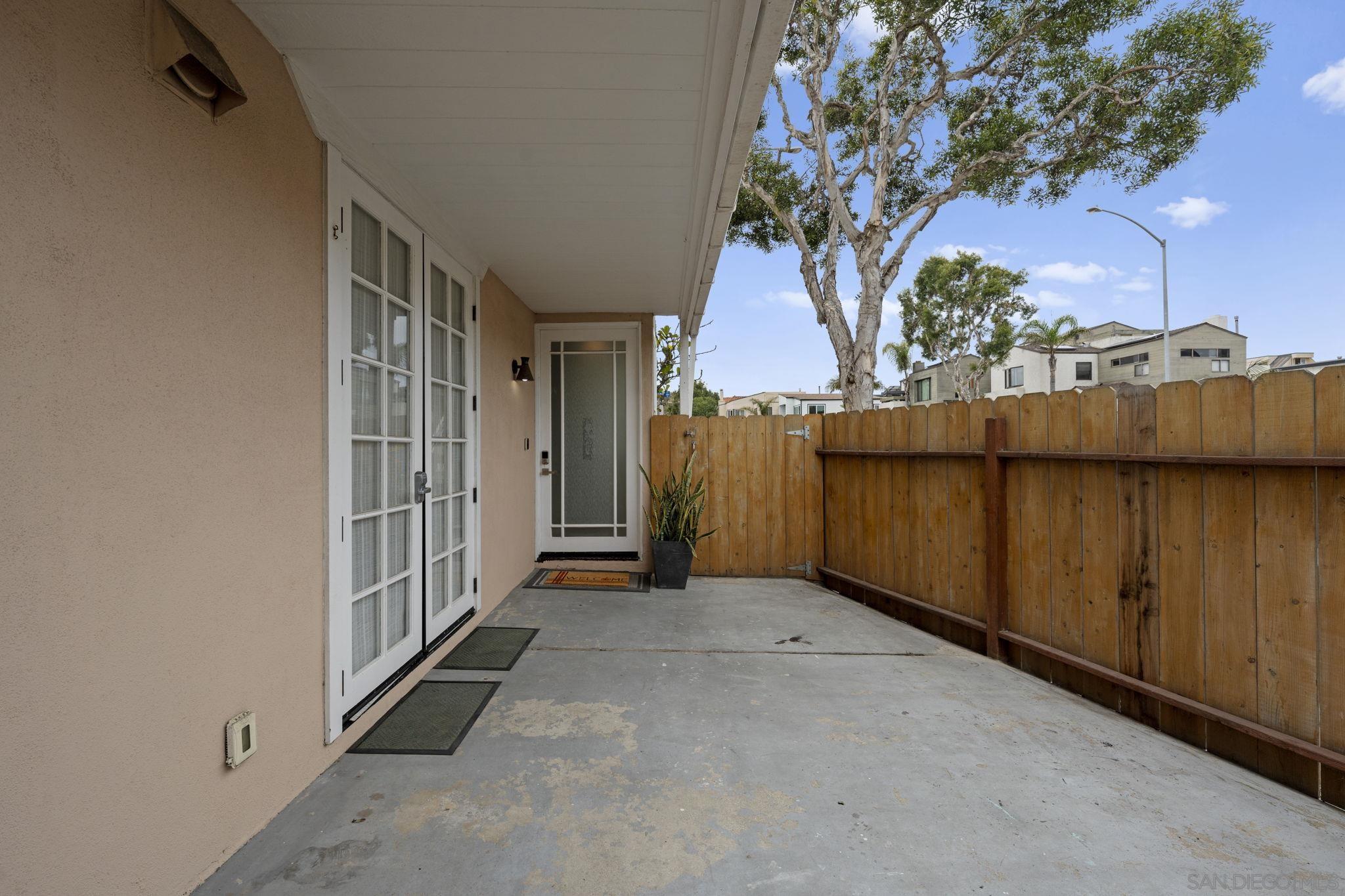 Detail Gallery Image 3 of 31 For 2735  Mission Blvd, San Diego,  CA 92109 - 2 Beds | 2 Baths
