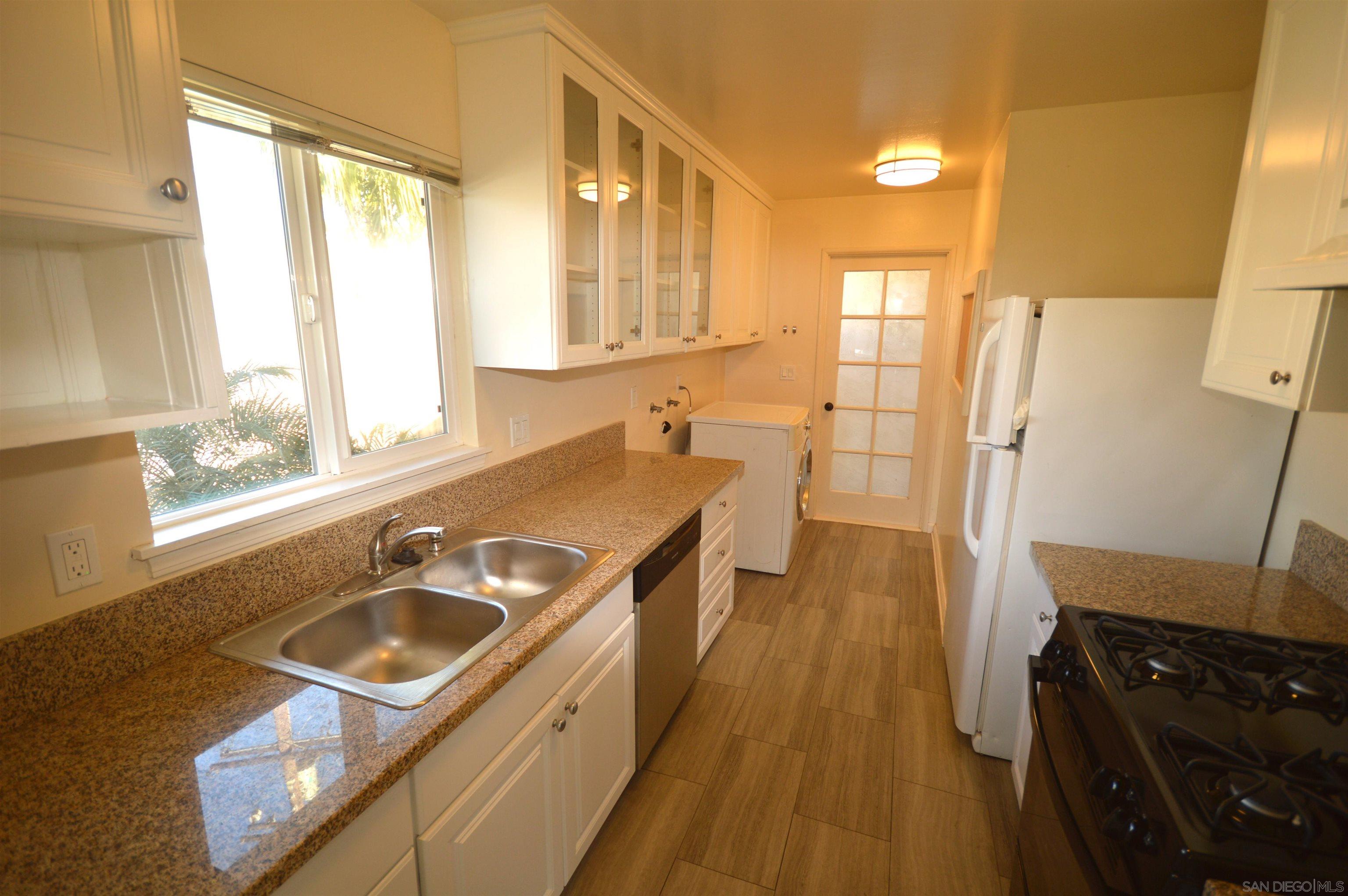 Detail Gallery Image 17 of 24 For 2679-83  Tern Dr, San Diego,  CA 92123 - 5 Beds | 4 Baths