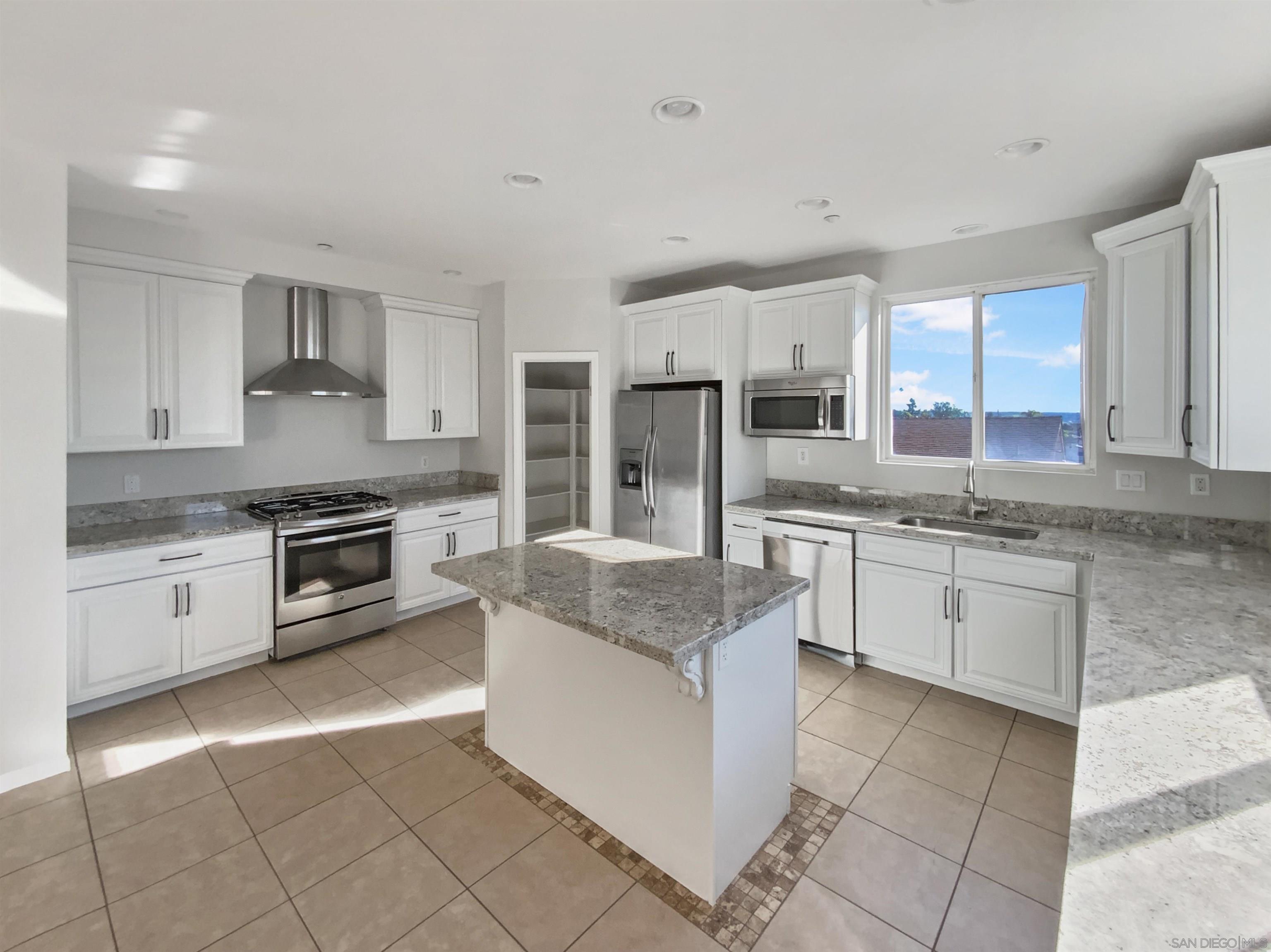 Detail Gallery Image 2 of 27 For 1504  San Bernardino Ave, Spring Valley,  CA 91977 - 4 Beds | 3 Baths