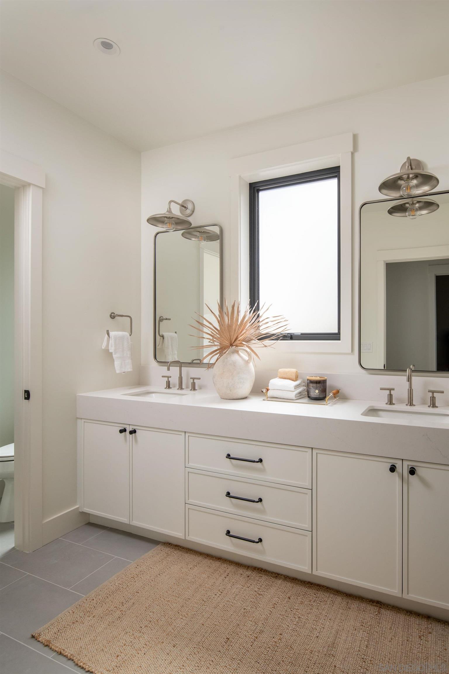 Detail Gallery Image 16 of 29 For 2258  Cambridge Ave, Cardiff By The Sea,  CA 92007 - 4 Beds | 3/2 Baths