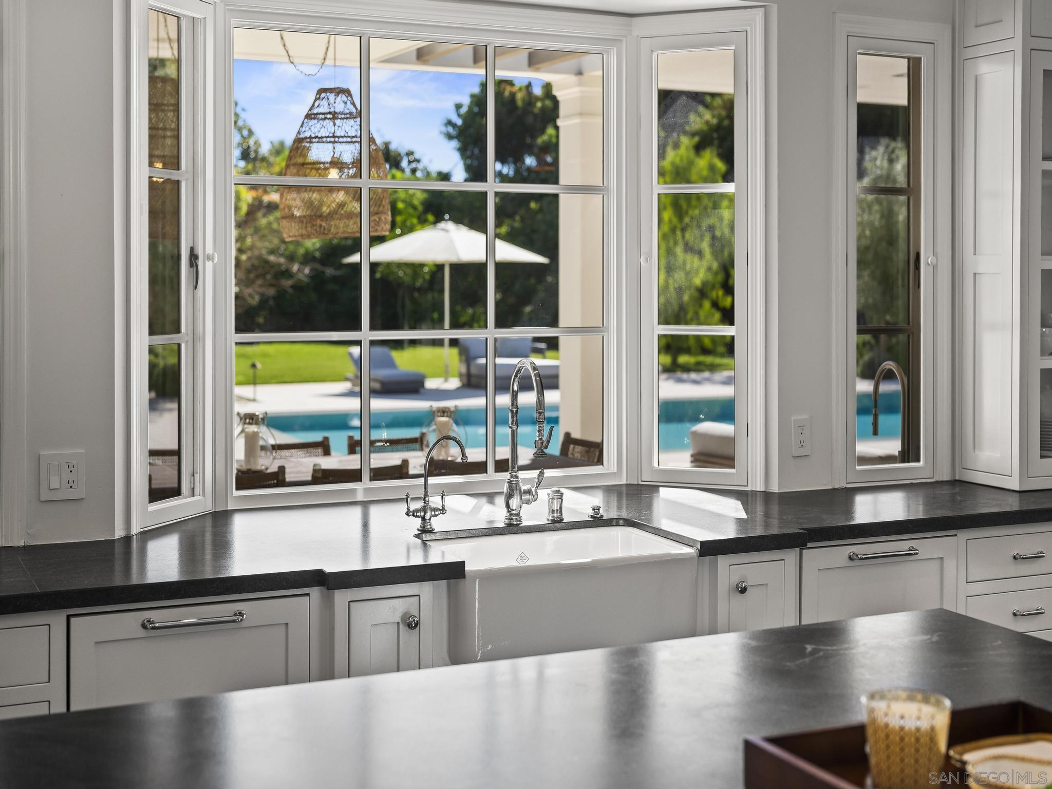 Detail Gallery Image 13 of 44 For 1009  Solymar Drive, La Jolla,  CA 92037 - 6 Beds | 6/1 Baths