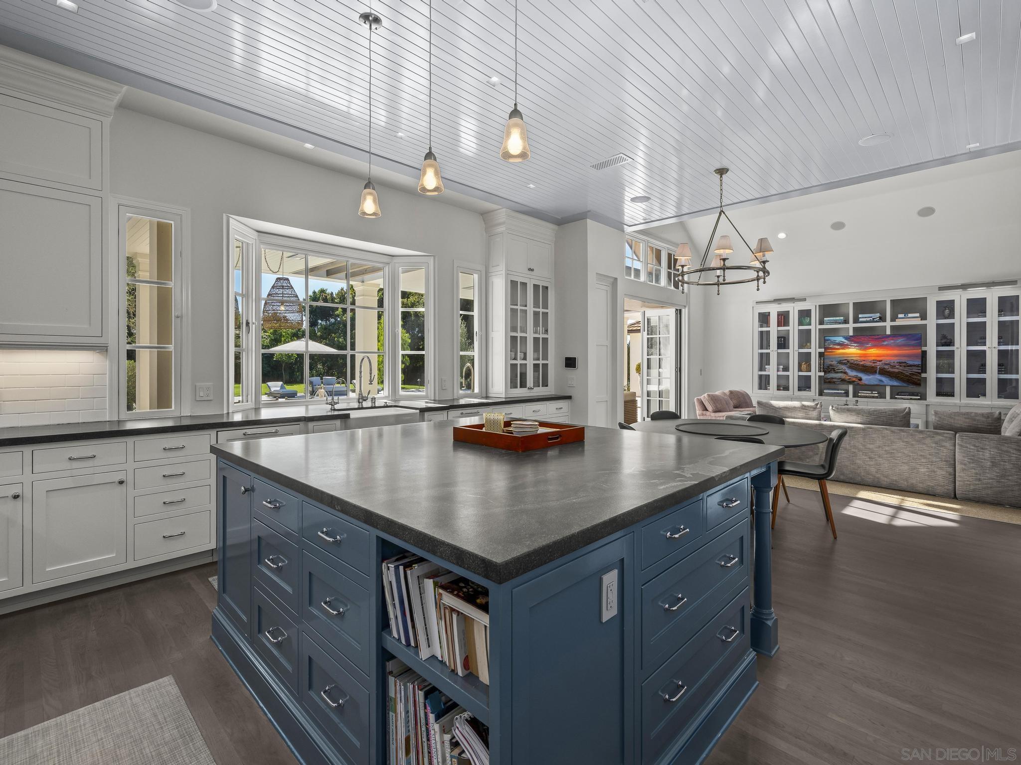 Detail Gallery Image 15 of 44 For 1009  Solymar Drive, La Jolla,  CA 92037 - 6 Beds | 6/1 Baths