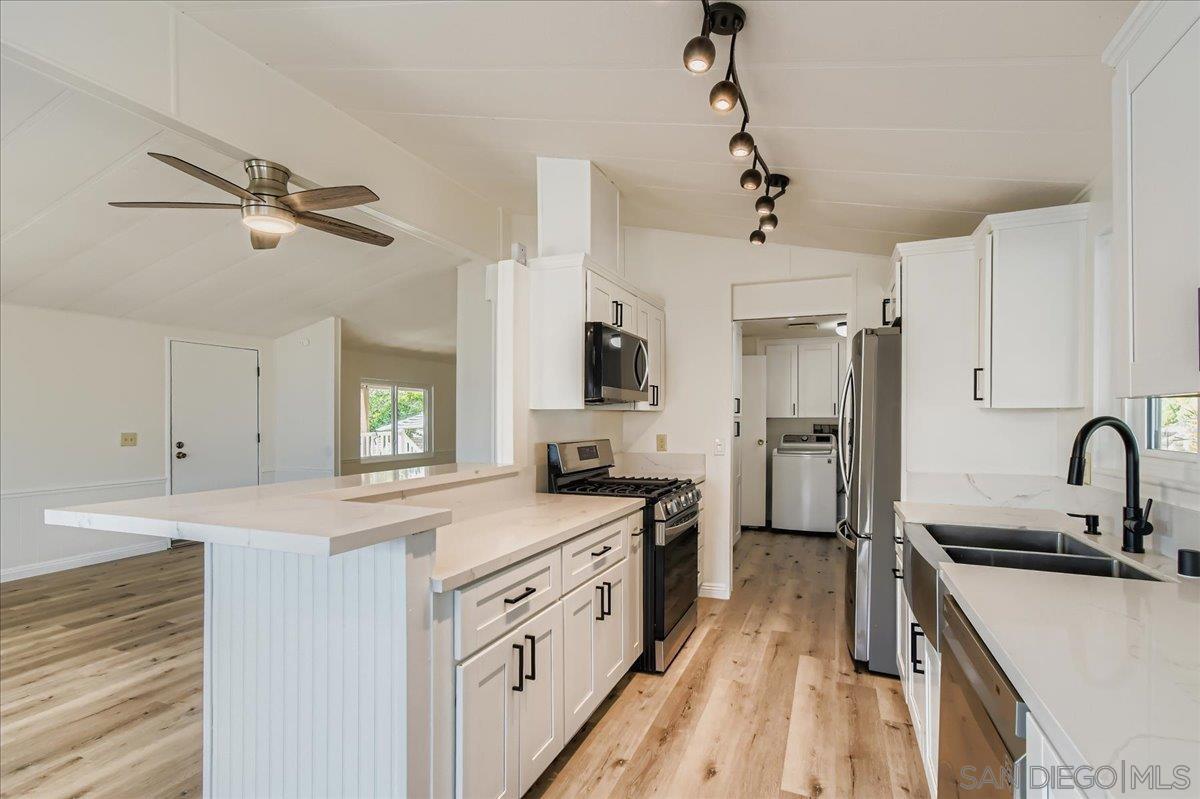 Detail Gallery Image 15 of 31 For 11949  Riverside Dr  #176,  Lakeside,  CA 92040 - 3 Beds | 2 Baths