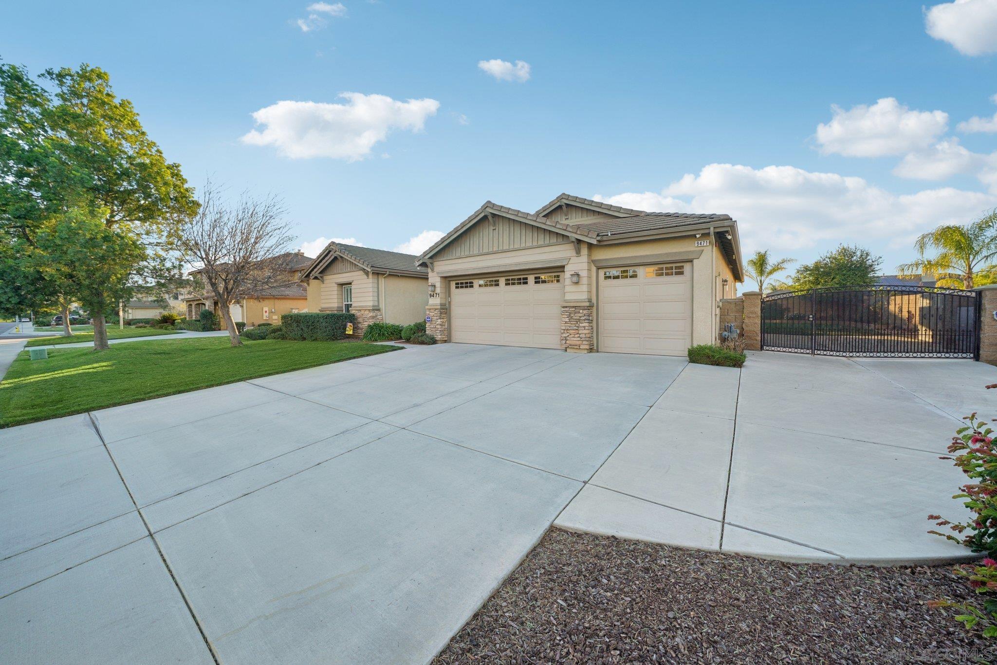 Detail Gallery Image 2 of 43 For 9471  Estrella Hills St, Riverside,  CA 92508 - 4 Beds | 3 Baths