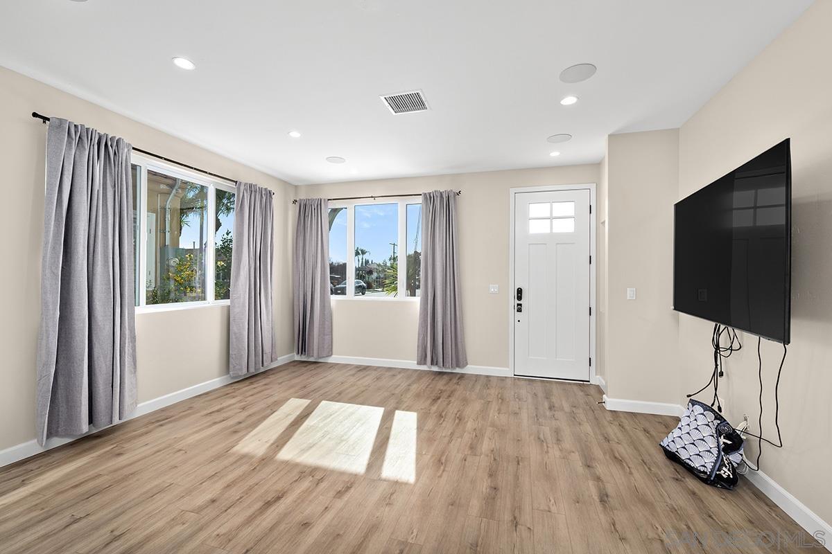 Detail Gallery Image 4 of 34 For 1106 W Brookes Ave, San Diego,  CA 92103 - 3 Beds | 2/1 Baths