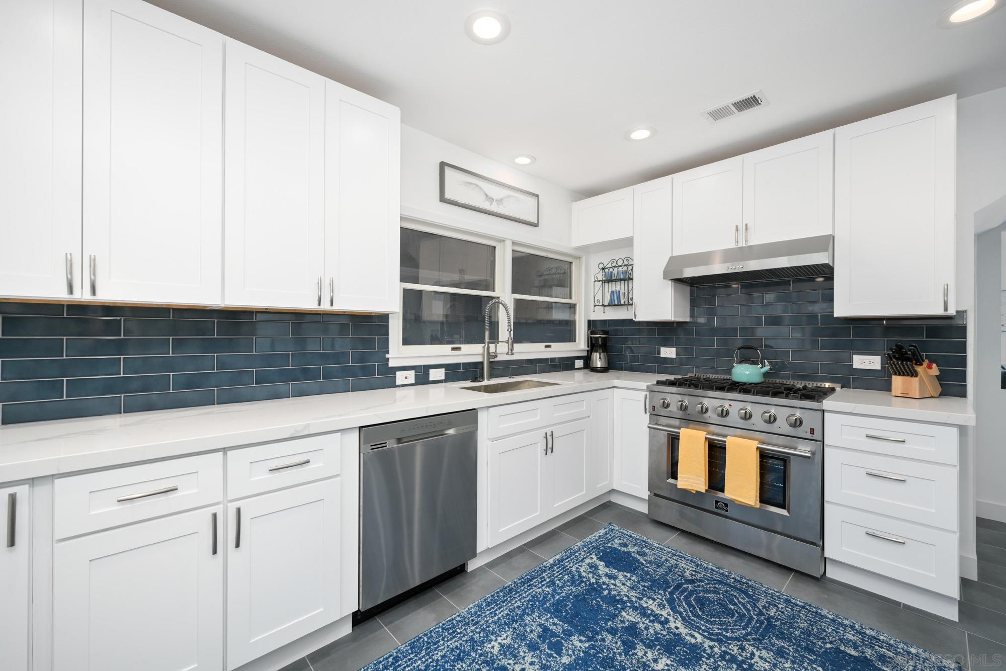 Detail Gallery Image 31 of 64 For 206 E Oceanfront, Newport Beach,  CA 92661 - 3 Beds | 2/1 Baths