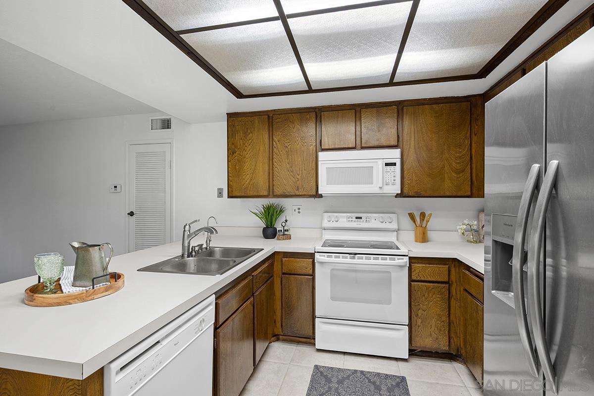 Detail Gallery Image 11 of 54 For 9787  Rimpark Way, San Diego,  CA 92124 - 4 Beds | 2/1 Baths