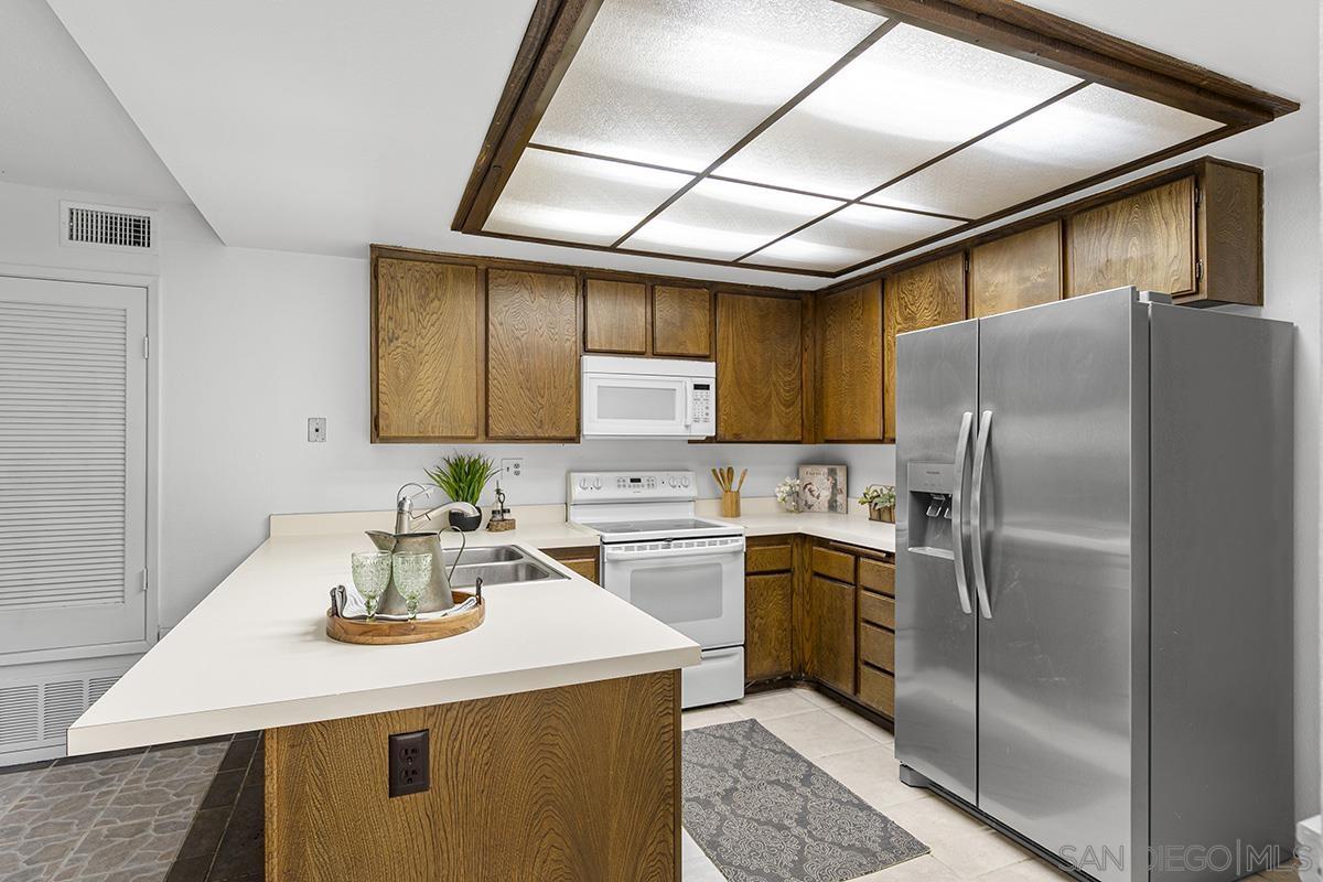 Detail Gallery Image 10 of 54 For 9787  Rimpark Way, San Diego,  CA 92124 - 4 Beds | 2/1 Baths