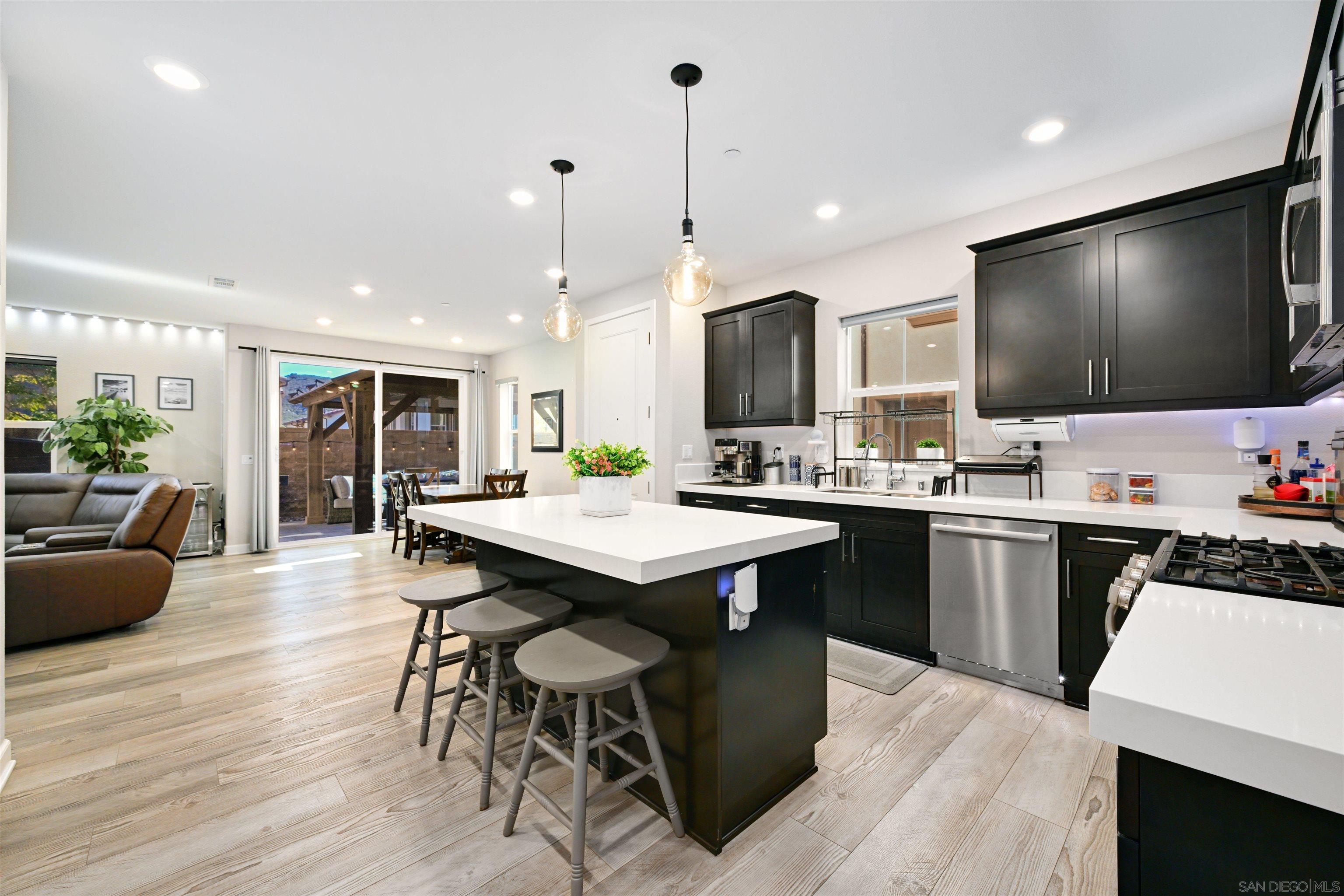 Detail Gallery Image 3 of 35 For 10929  Tyler Way, San Diego,  CA 92129 - 3 Beds | 2/1 Baths