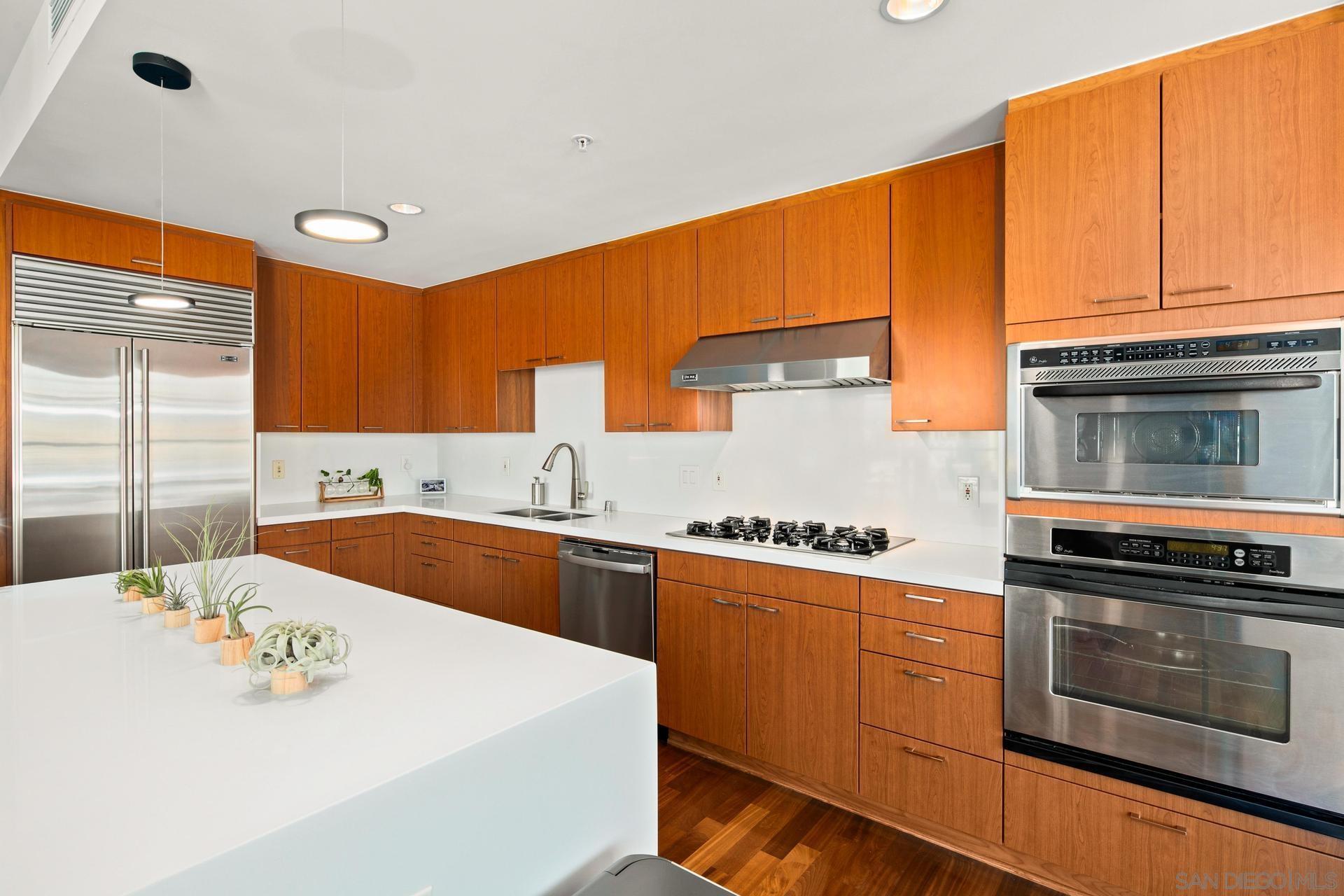 Detail Gallery Image 2 of 47 For 645  Front St  1703, San Diego,  CA 92101 - 2 Beds | 2/1 Baths