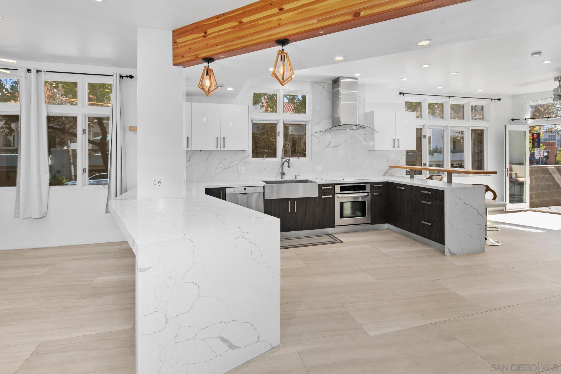 Detail Gallery Image 3 of 19 For 702  Kettner Blvd, San Diego,  CA 92101 - 3 Beds | 2/1 Baths