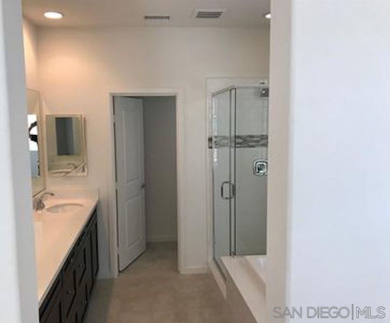 Detail Gallery Image 4 of 9 For 6443  Autumn Gold, San Diego,  CA 92130 - 5 Beds | 3/1 Baths