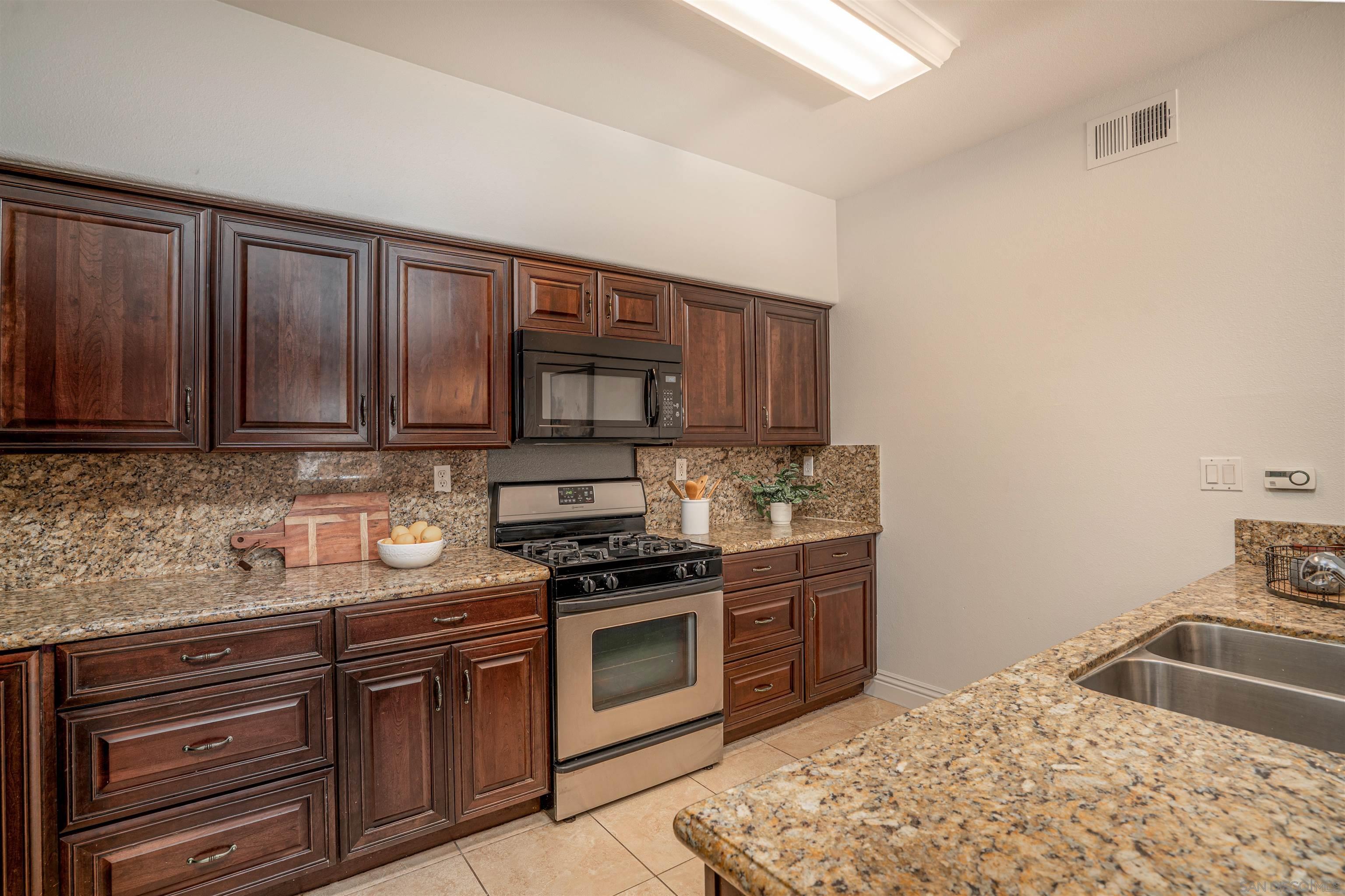 Detail Gallery Image 9 of 22 For 12376  Carmel Country Rd  #J107,  San Diego,  CA 92130 - 3 Beds | 2 Baths