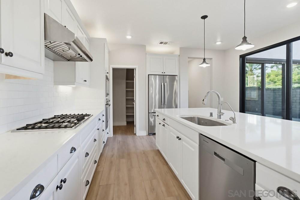 Detail Gallery Image 11 of 43 For 6798  Kenmar Way, San Diego,  CA 92130 - 5 Beds | 4/1 Baths