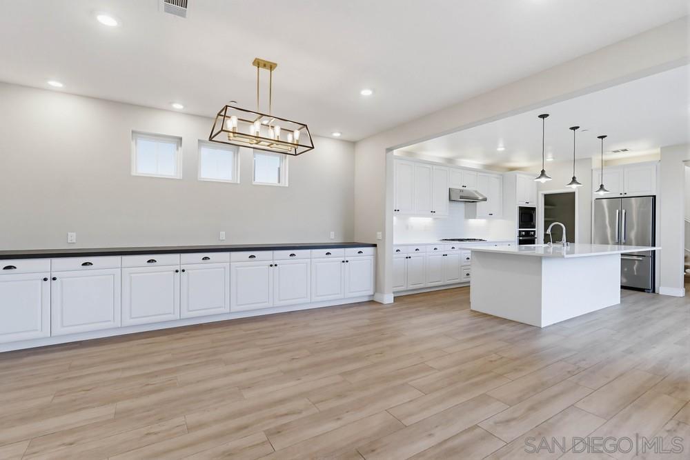 Detail Gallery Image 8 of 43 For 6798  Kenmar Way, San Diego,  CA 92130 - 5 Beds | 4/1 Baths