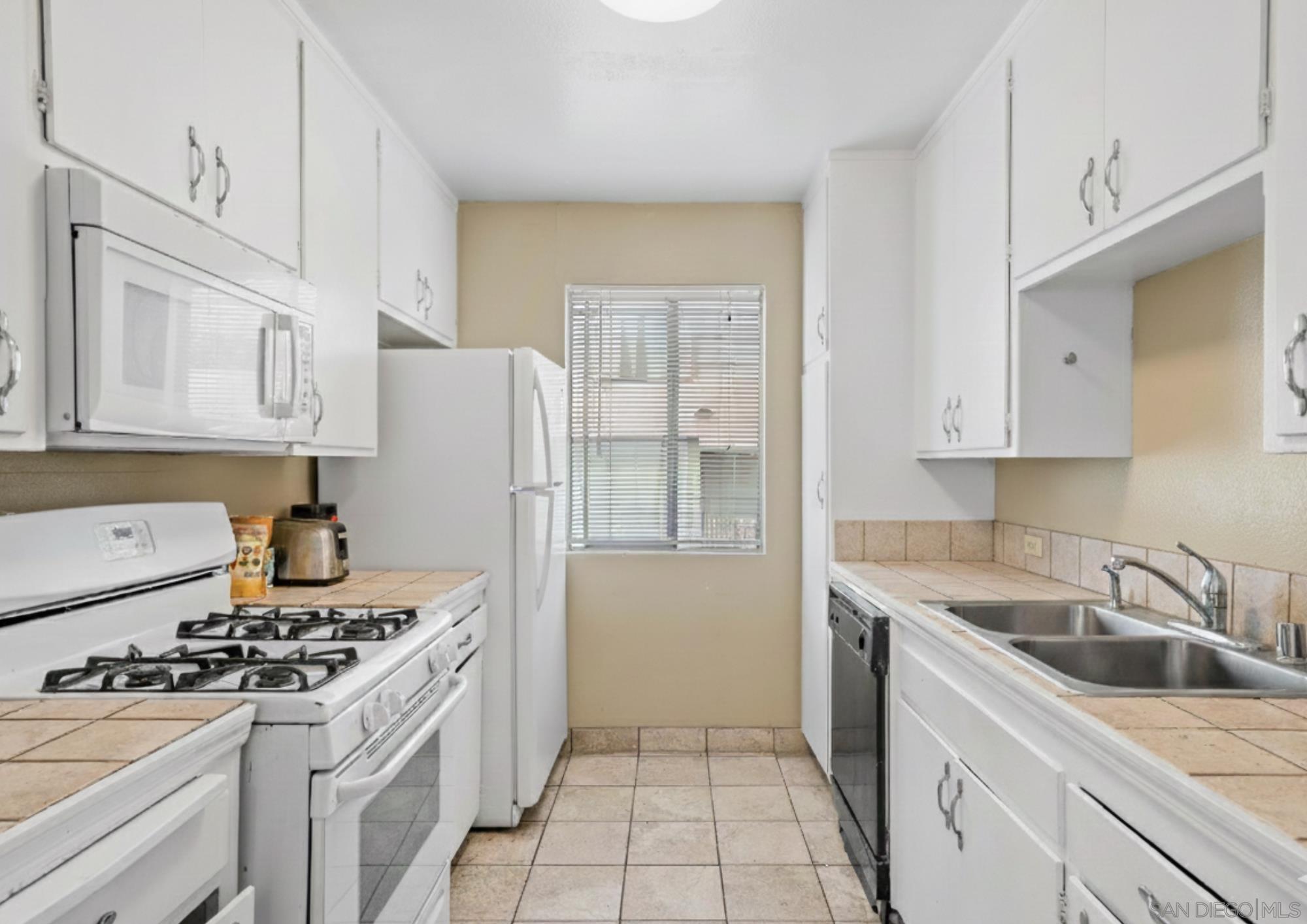 Detail Gallery Image 11 of 38 For 3964  Manzanita Dr, San Diego,  CA 92105 - – Beds | – Baths