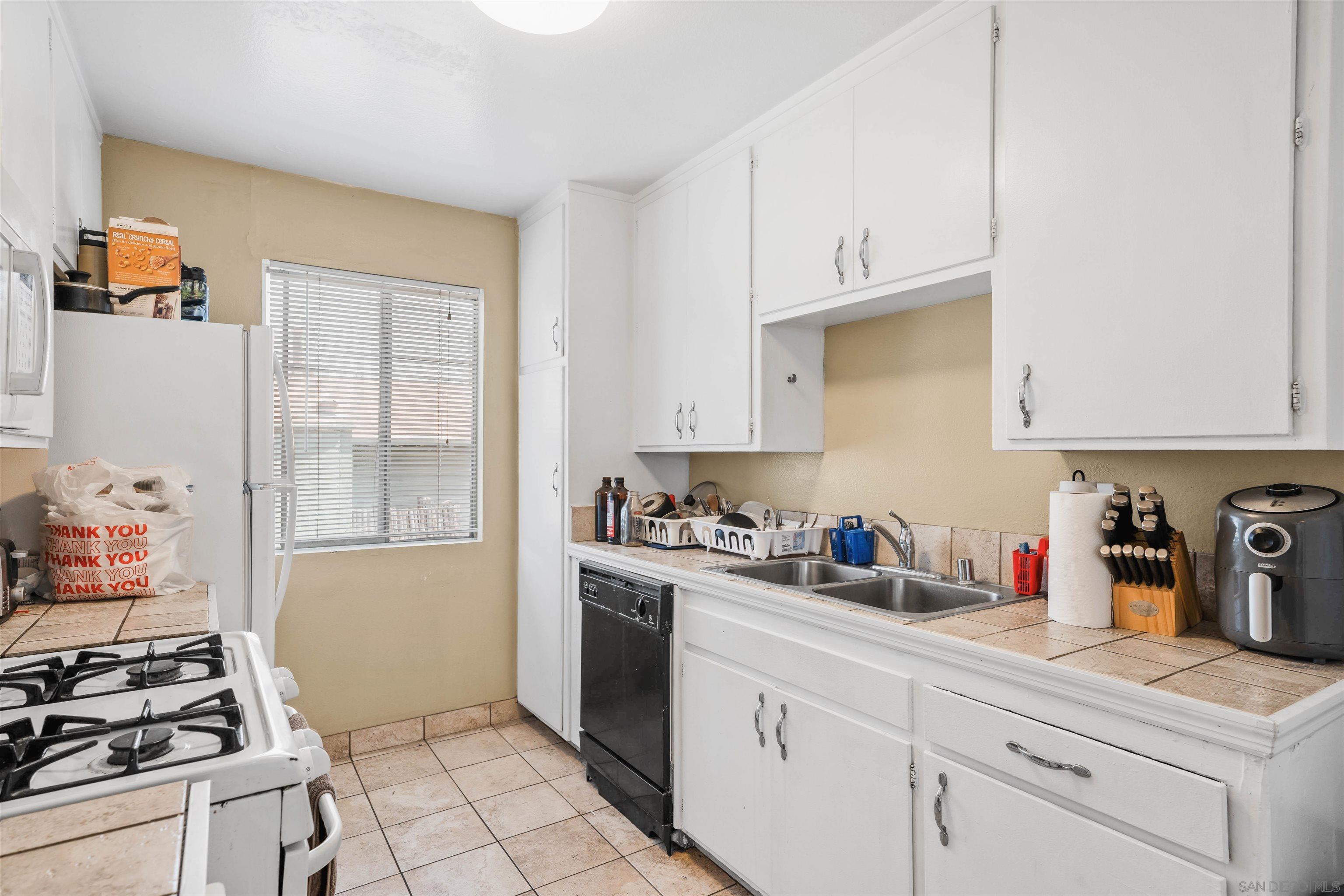 Detail Gallery Image 9 of 38 For 3964  Manzanita Dr, San Diego,  CA 92105 - – Beds | – Baths