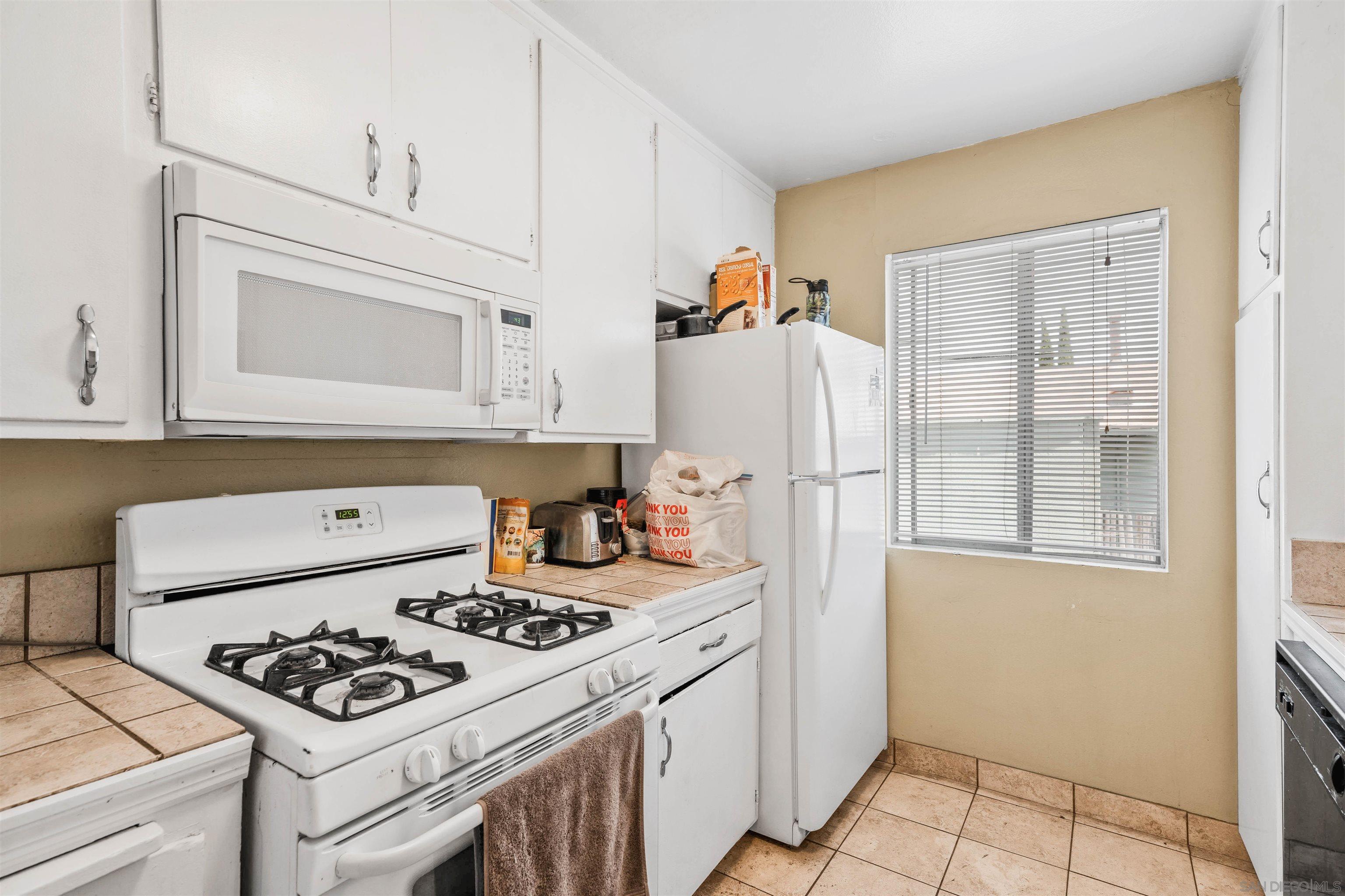 Detail Gallery Image 10 of 38 For 3964  Manzanita Dr, San Diego,  CA 92105 - – Beds | – Baths