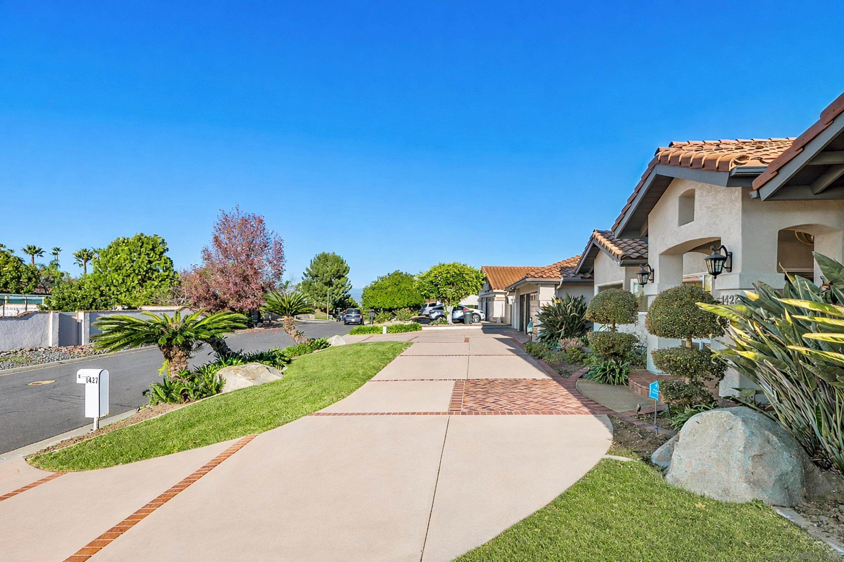 Detail Gallery Image 4 of 59 For 1427  Buckskin Dr, Escondido,  CA 92029 - 5 Beds | 2/1 Baths