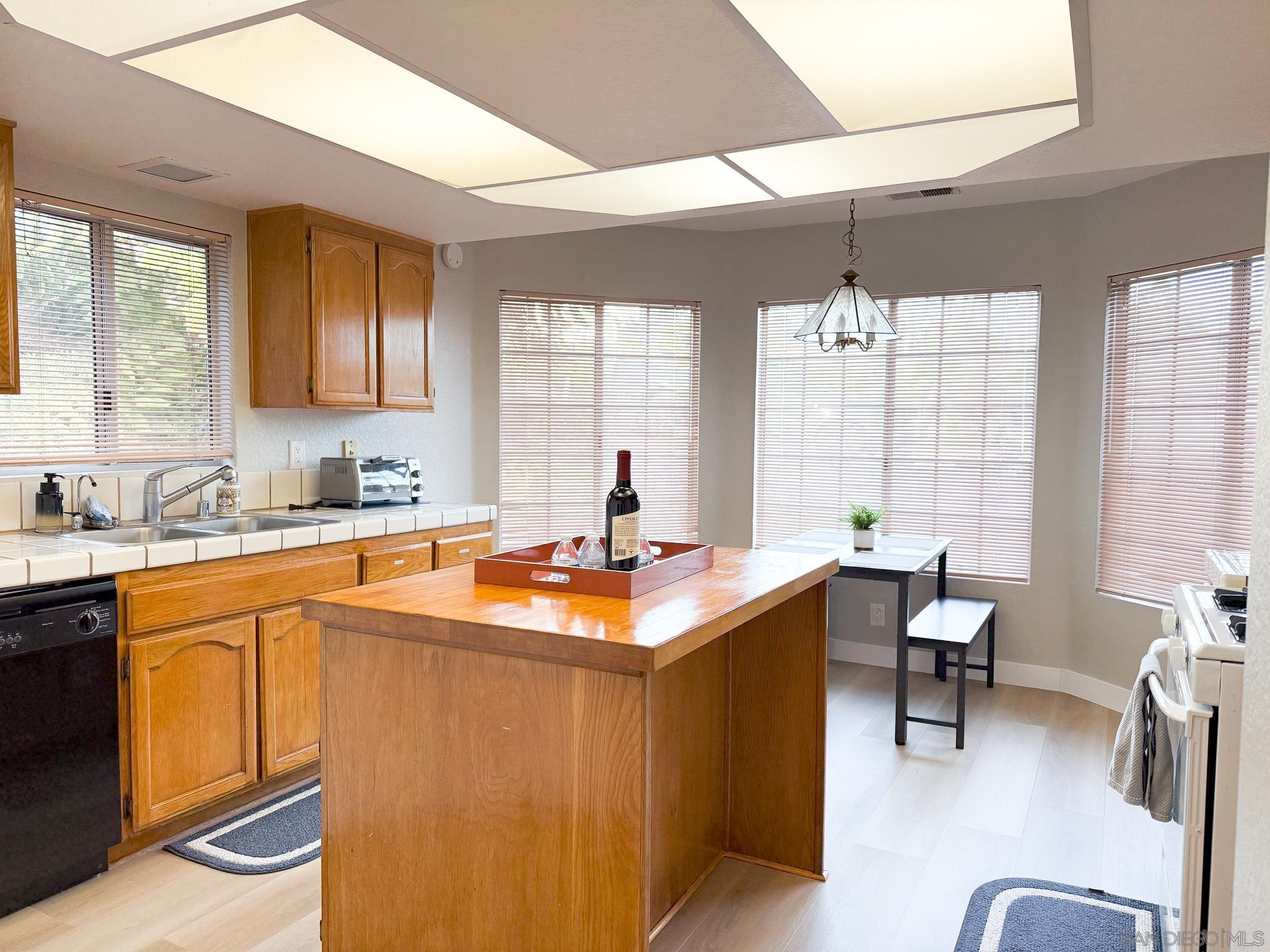 Detail Gallery Image 12 of 39 For 1457  Fallsview Place, Escondido,  CA 92027 - 3 Beds | 2 Baths