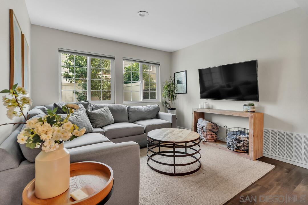 Detail Gallery Image 11 of 33 For 10572  Rancho Carmel Dr, San Diego,  CA 92128 - 3 Beds | 2/1 Baths