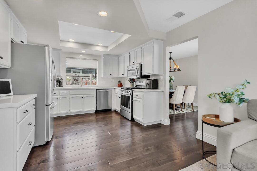 Detail Gallery Image 12 of 33 For 10572  Rancho Carmel Dr, San Diego,  CA 92128 - 3 Beds | 2/1 Baths