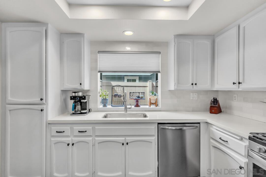 Detail Gallery Image 13 of 33 For 10572  Rancho Carmel Dr, San Diego,  CA 92128 - 3 Beds | 2/1 Baths