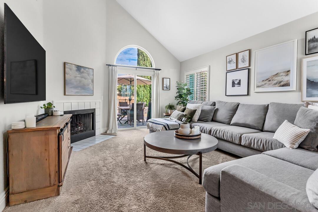 Detail Gallery Image 7 of 33 For 10572  Rancho Carmel Dr, San Diego,  CA 92128 - 3 Beds | 2/1 Baths