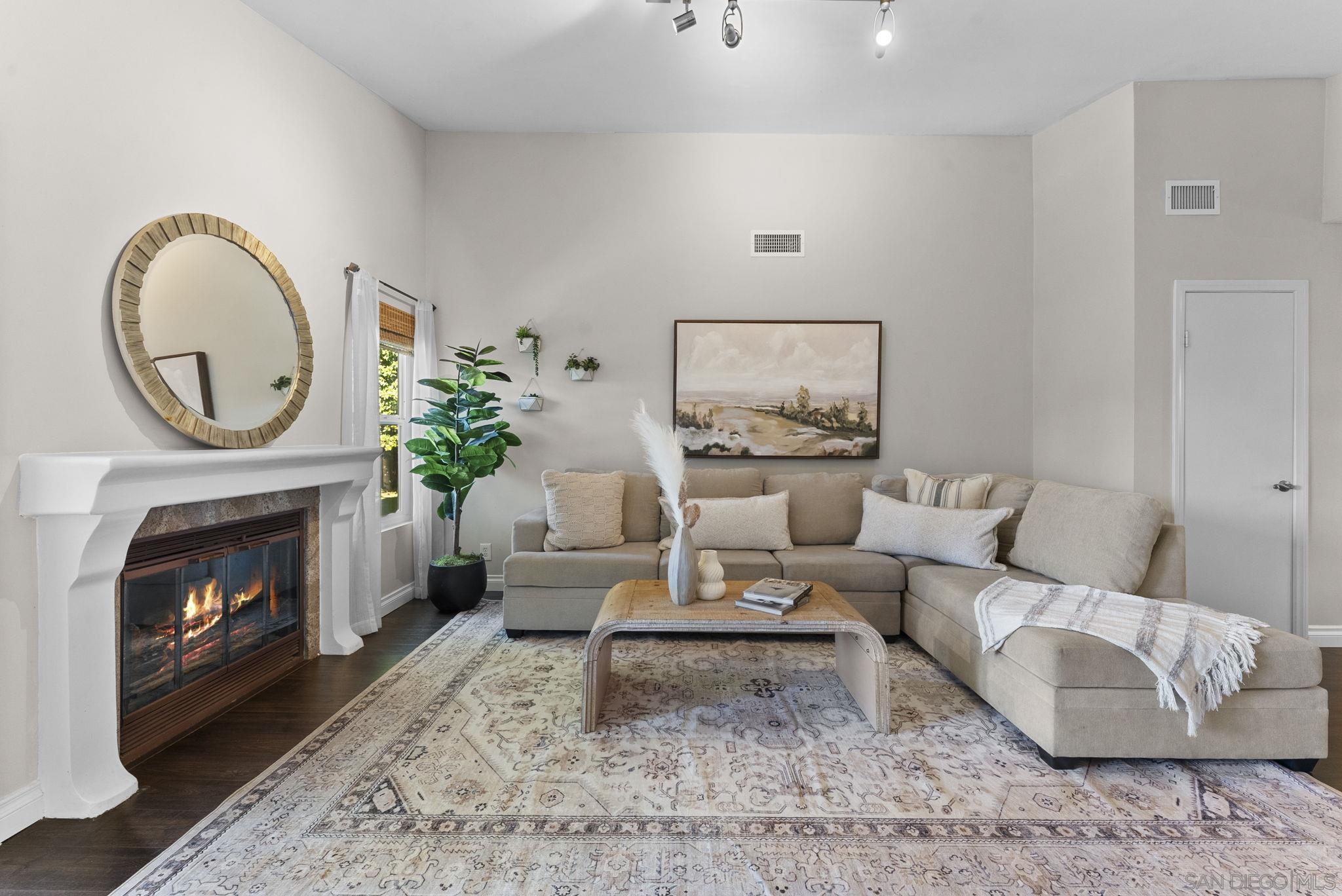 Detail Gallery Image 3 of 26 For 7941  Calle Madrid, Carlsbad,  CA 92009 - 2 Beds | 2 Baths