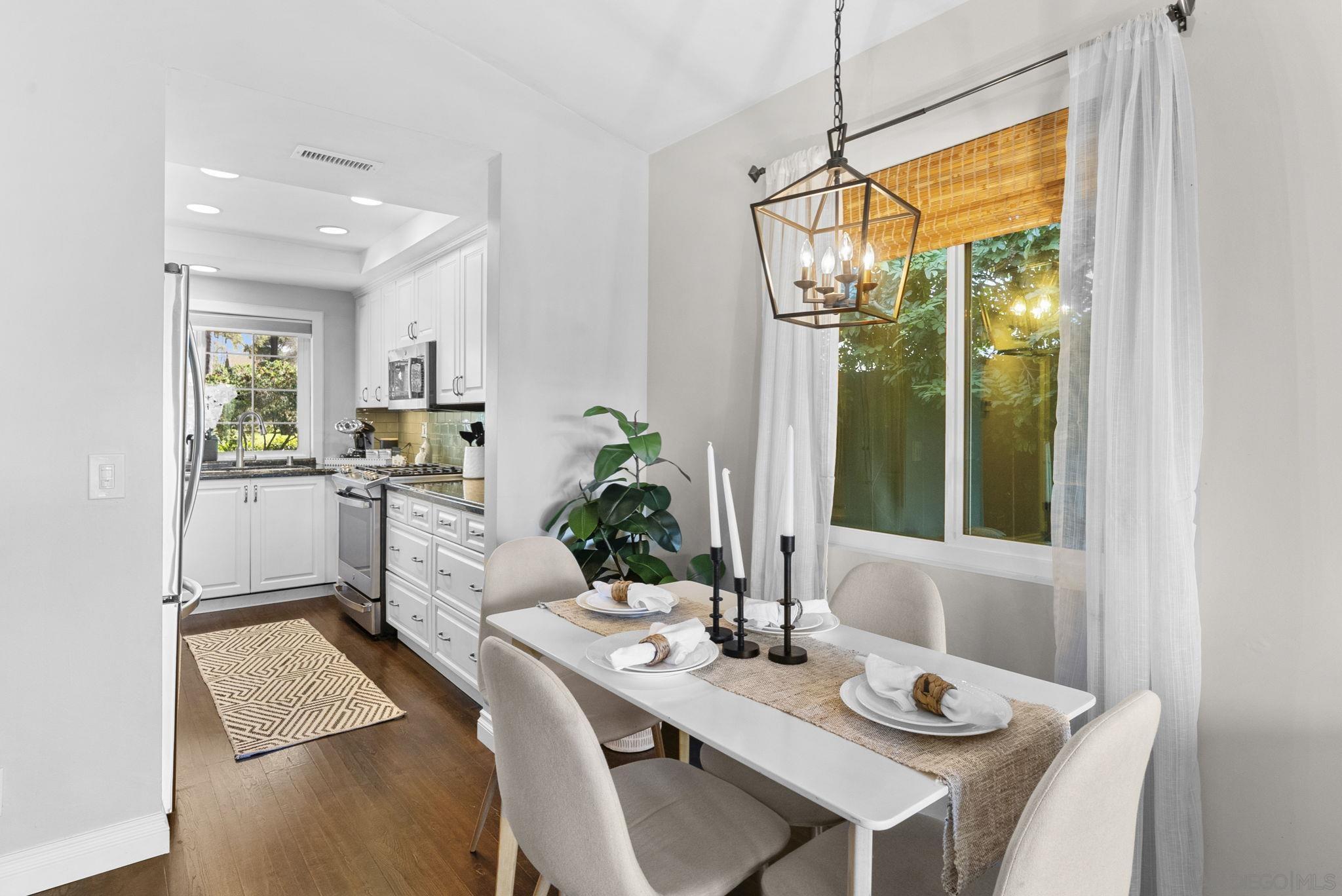 Detail Gallery Image 4 of 26 For 7941  Calle Madrid, Carlsbad,  CA 92009 - 2 Beds | 2 Baths