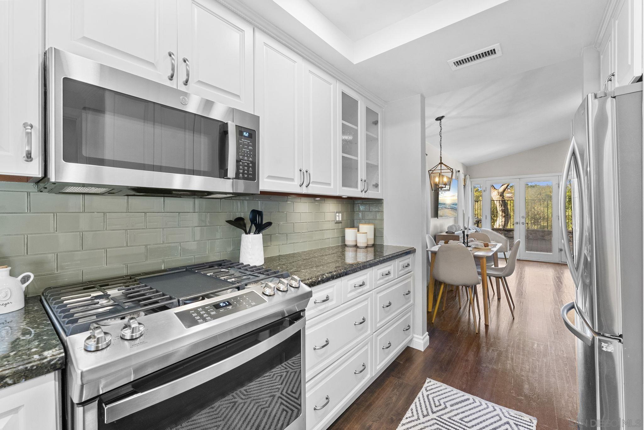 Detail Gallery Image 7 of 26 For 7941  Calle Madrid, Carlsbad,  CA 92009 - 2 Beds | 2 Baths