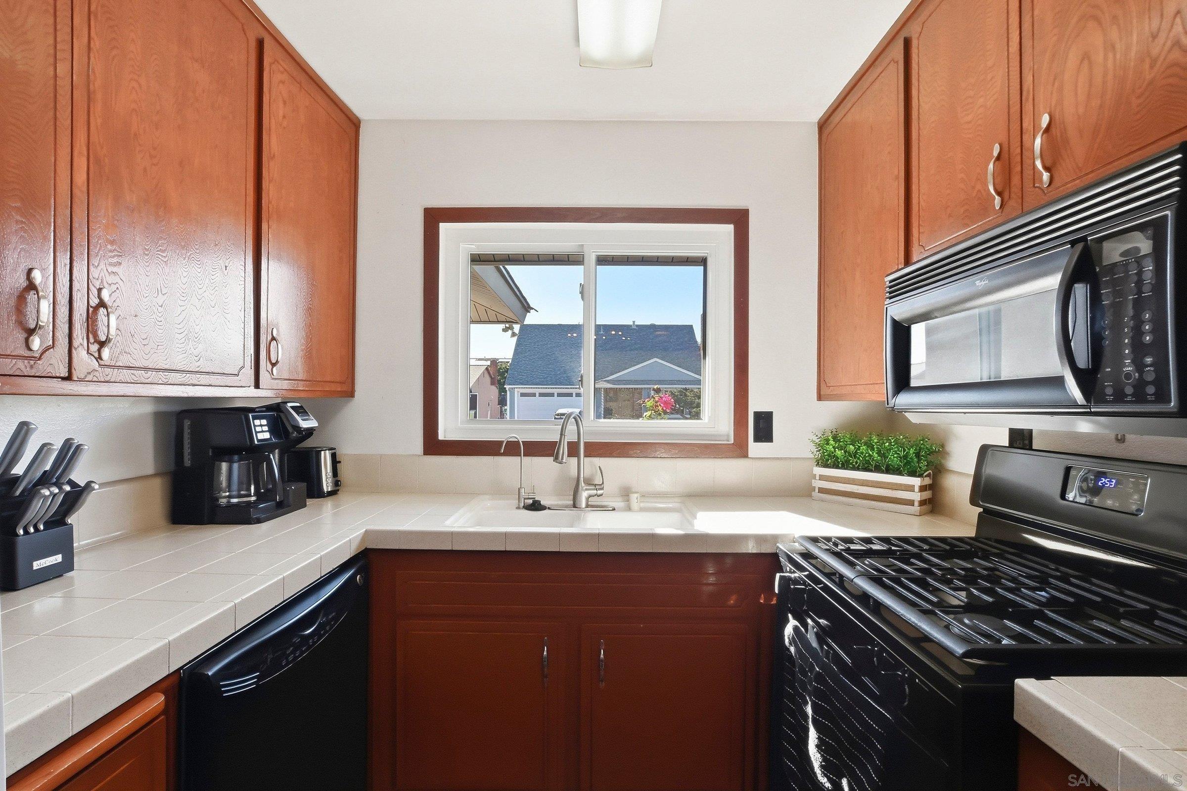 Detail Gallery Image 9 of 45 For 1830  Thelborn Way, San Diego,  CA 92154 - 4 Beds | 3 Baths