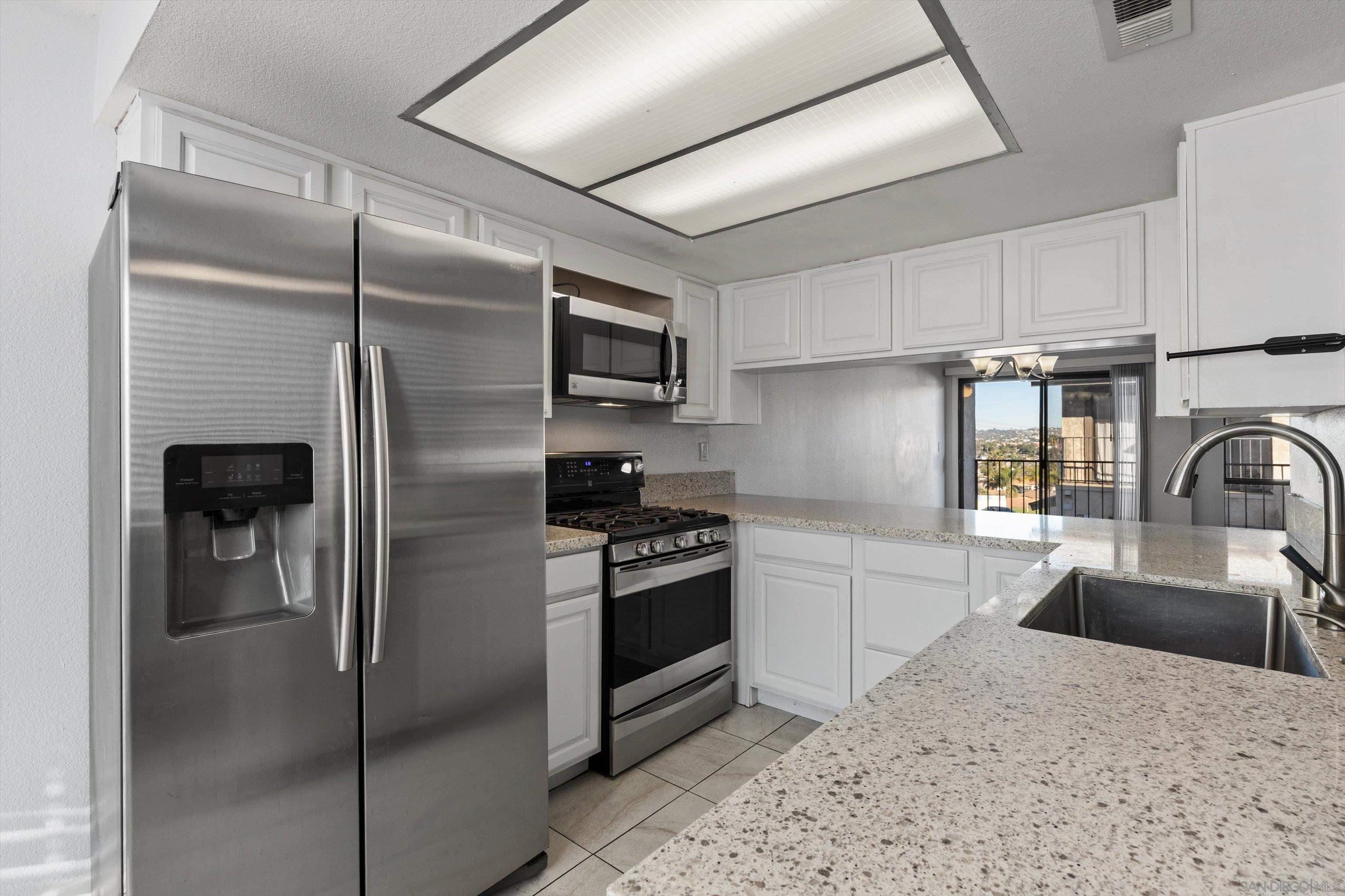 Detail Gallery Image 7 of 43 For 8535  Paradise Valley Rd  #4,  Spring Valley,  CA 91977 - 3 Beds | 2/1 Baths