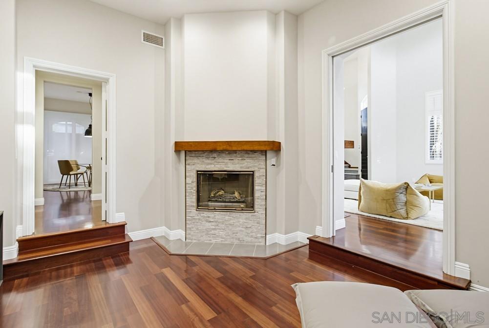 Detail Gallery Image 13 of 75 For 5247  Ocean Breeze Ct, San Diego,  CA 92109 - 5 Beds | 4/1 Baths