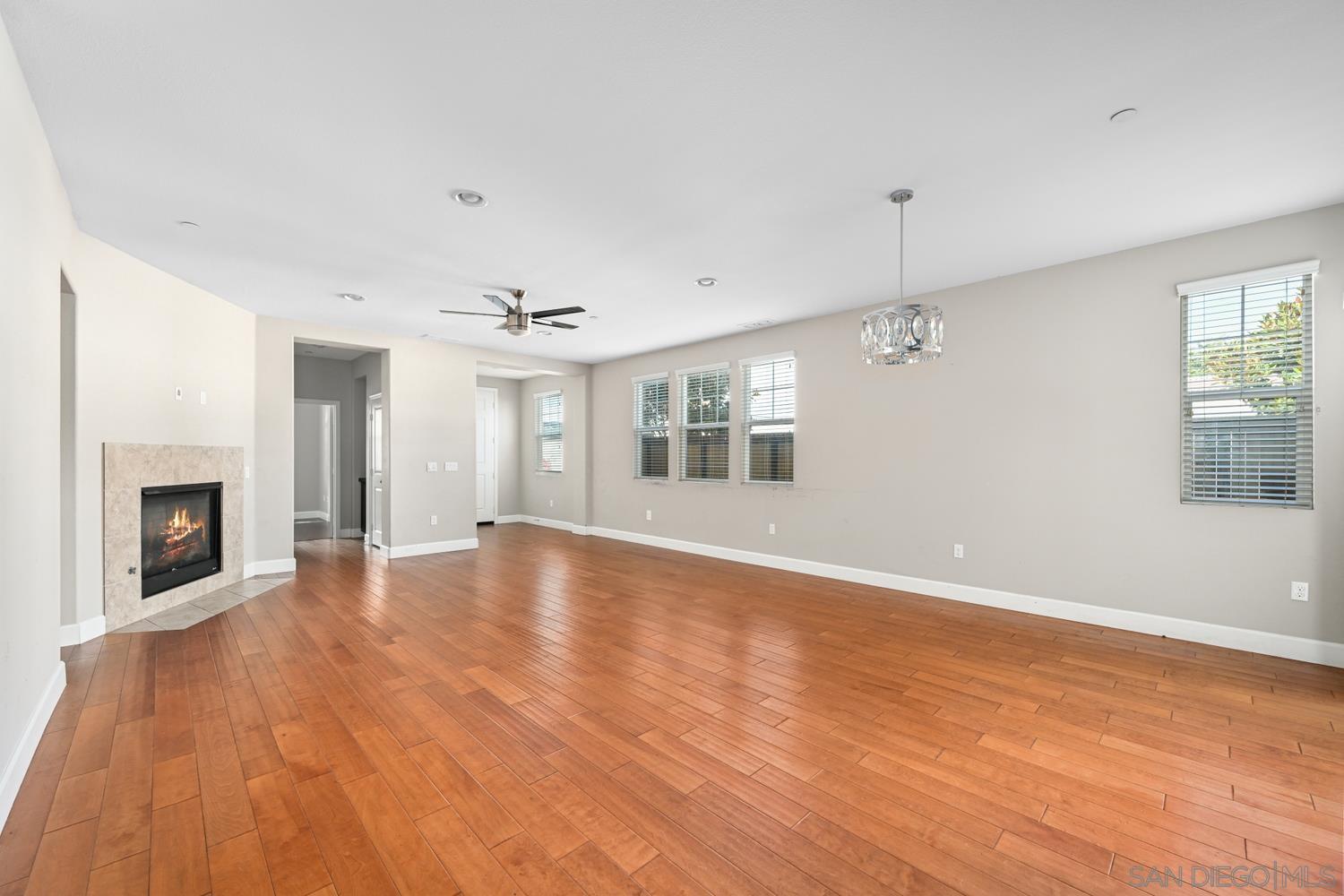 Detail Gallery Image 5 of 33 For 1786  Jasmine Way, Oceanside,  CA 92054 - 4 Beds | 3 Baths