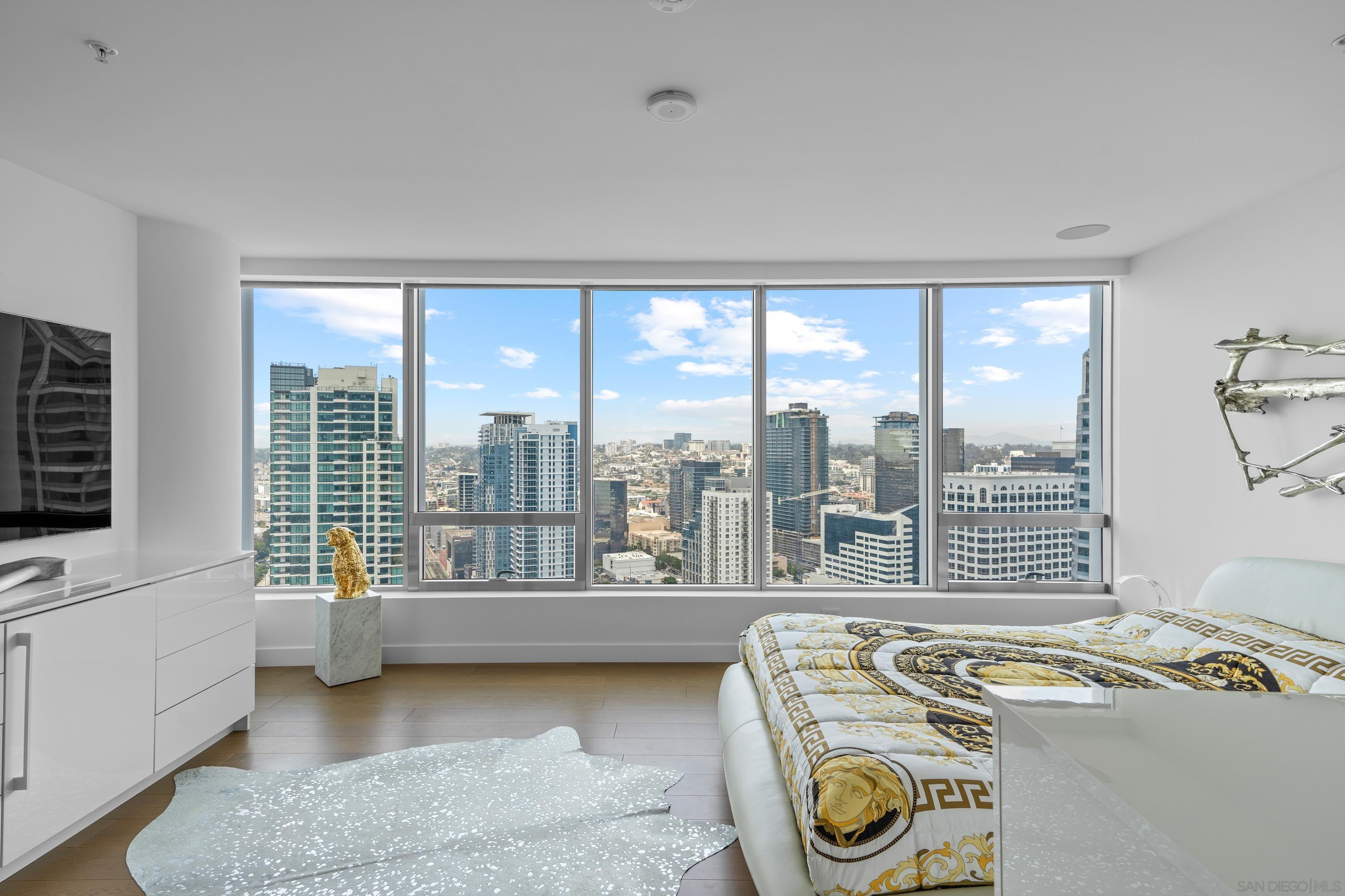 Detail Gallery Image 13 of 64 For 888 W E Street  3301, San Diego,  CA 92101 - 4 Beds | 3 Baths