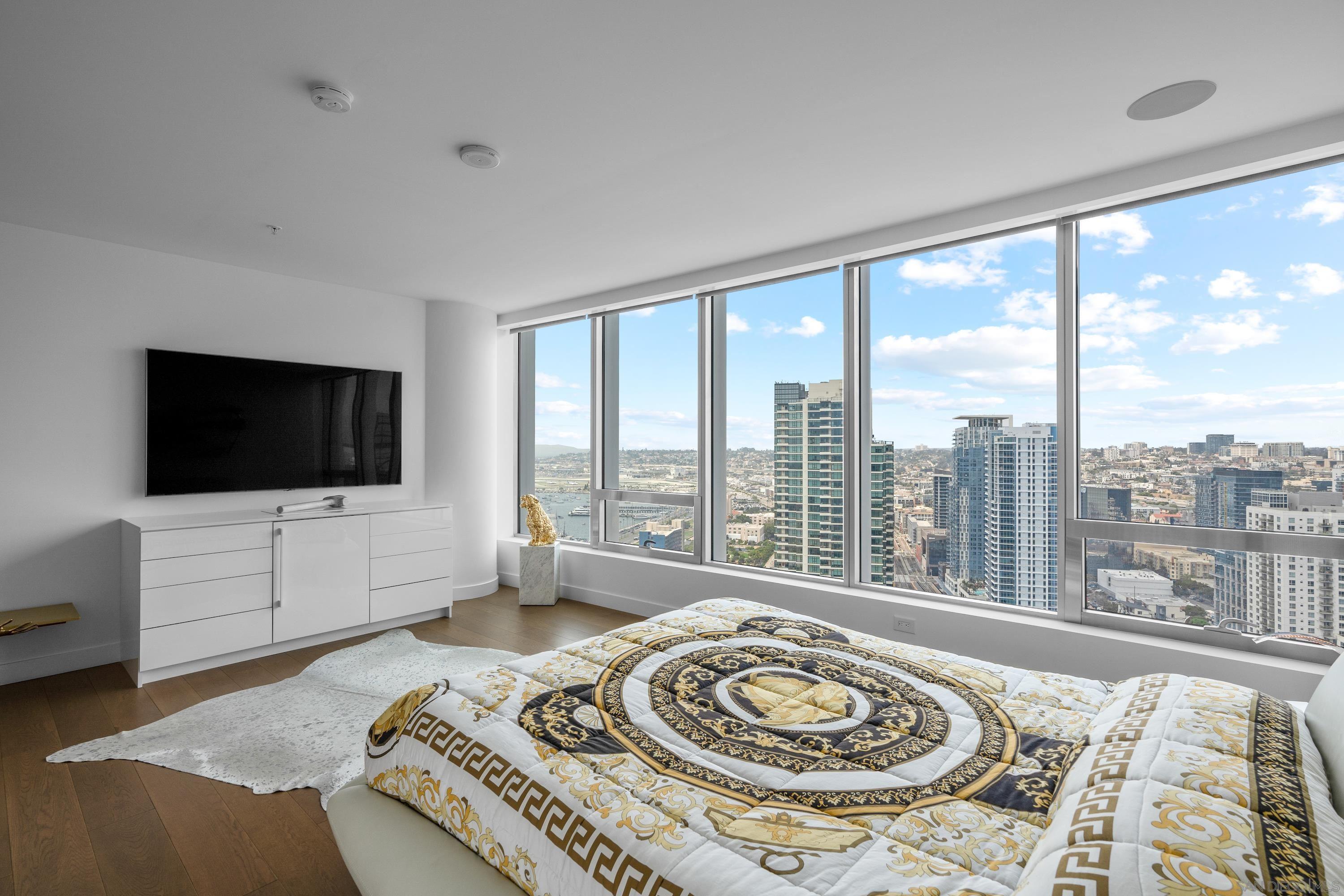 Detail Gallery Image 14 of 64 For 888 W E Street  3301, San Diego,  CA 92101 - 4 Beds | 3 Baths