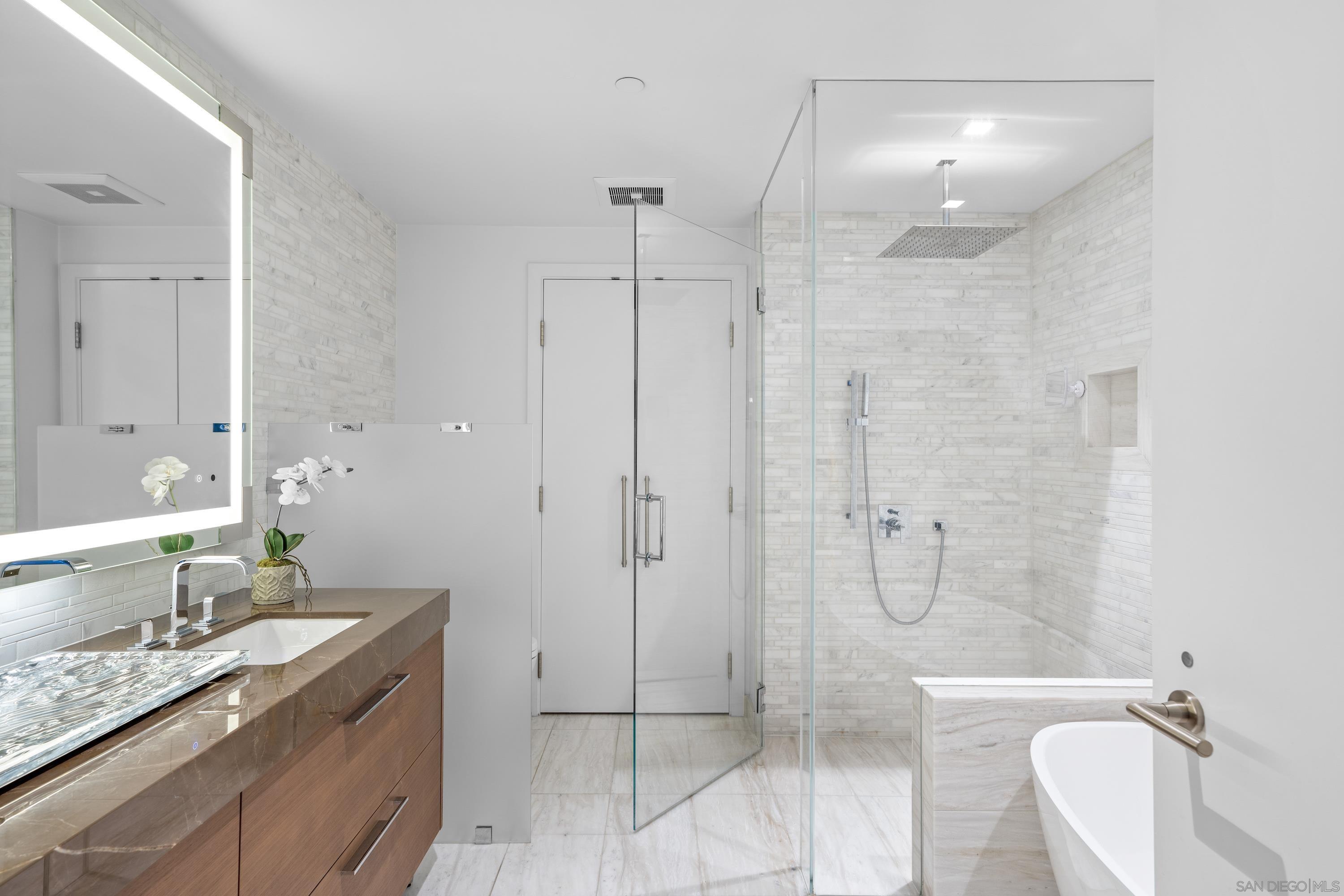 Detail Gallery Image 17 of 64 For 888 W E Street  3301, San Diego,  CA 92101 - 4 Beds | 3 Baths