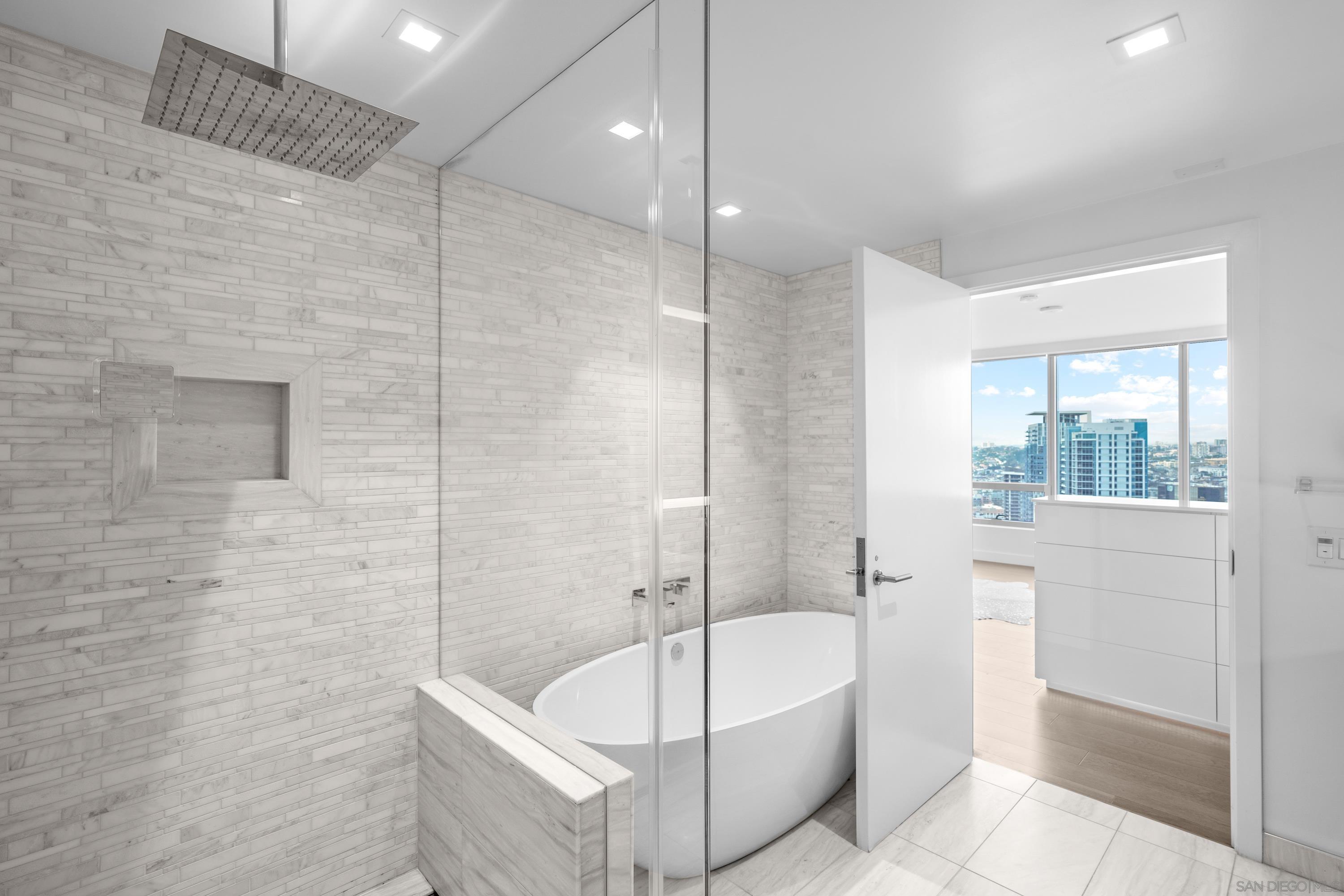 Detail Gallery Image 18 of 64 For 888 W E Street  3301, San Diego,  CA 92101 - 4 Beds | 3 Baths