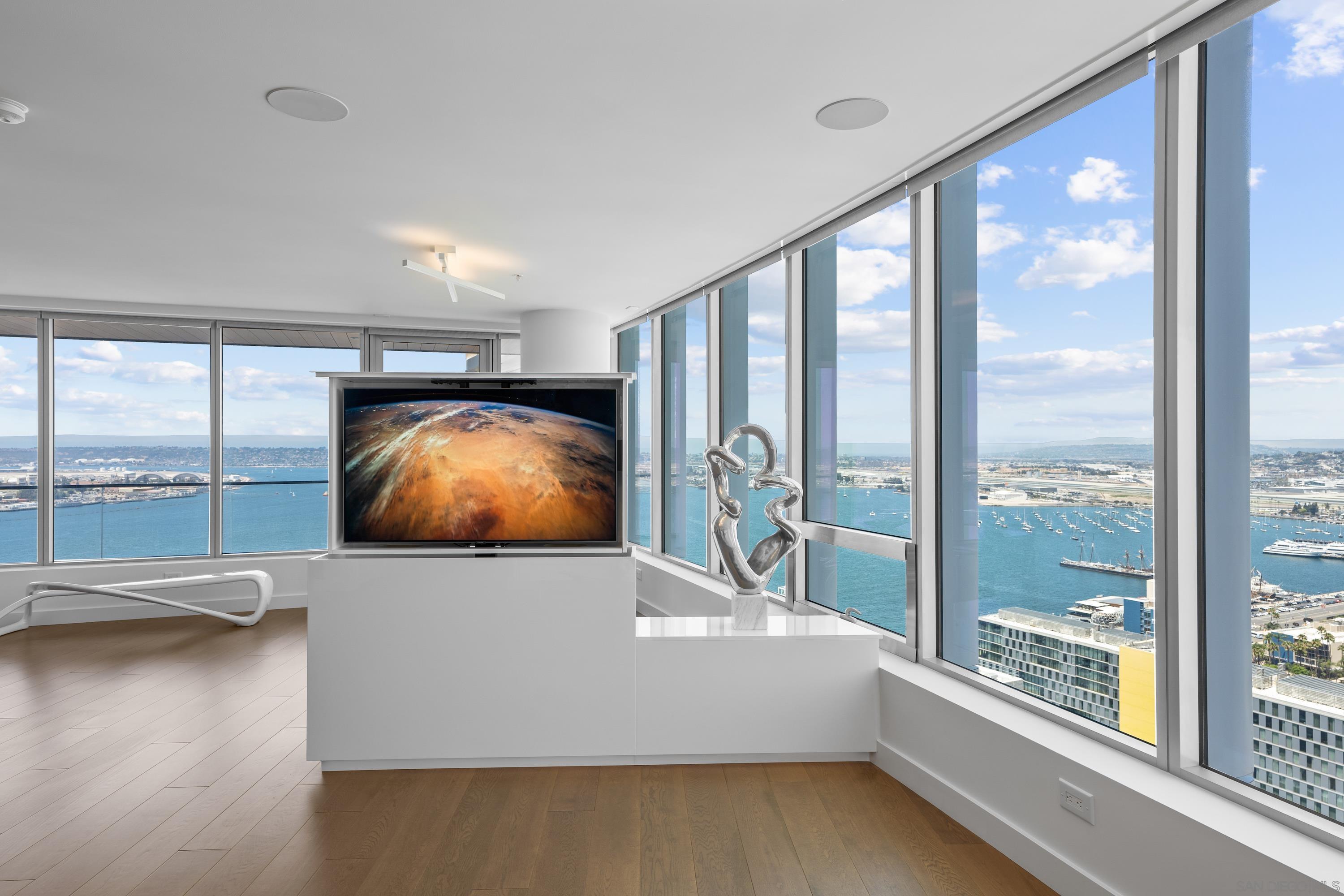 Detail Gallery Image 31 of 64 For 888 W E Street  3301, San Diego,  CA 92101 - 4 Beds | 3 Baths